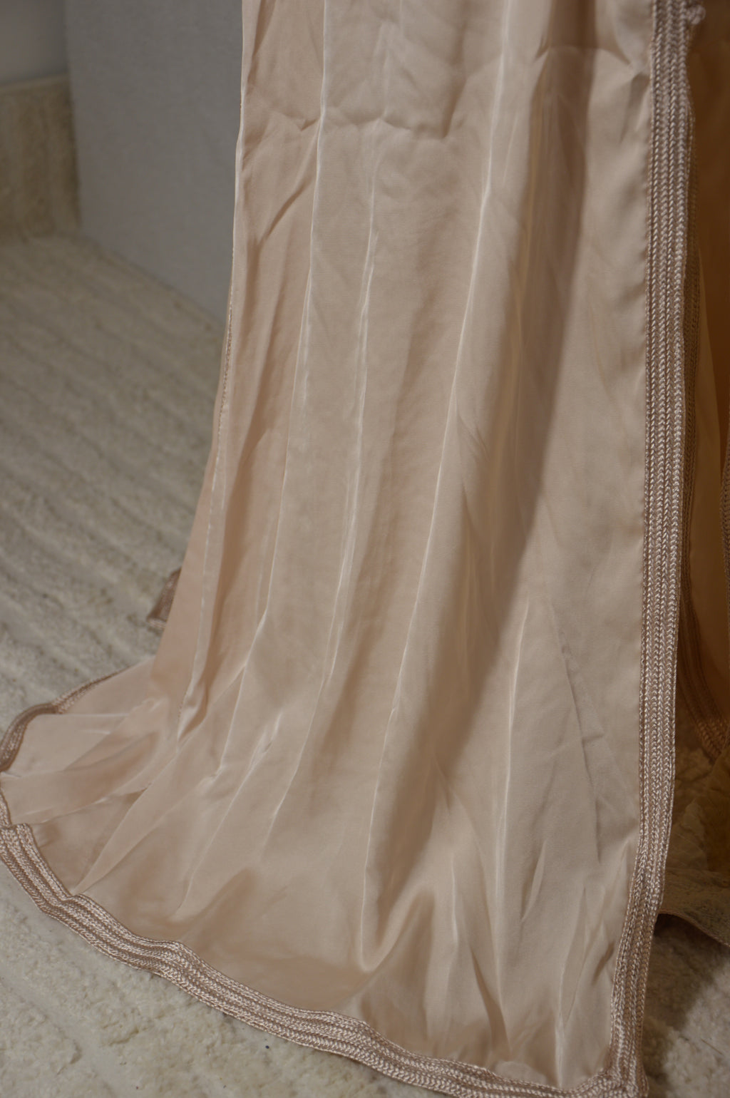 Takchita nude or clair à sequins – Ceinture nouée – Zeynaya Prestige