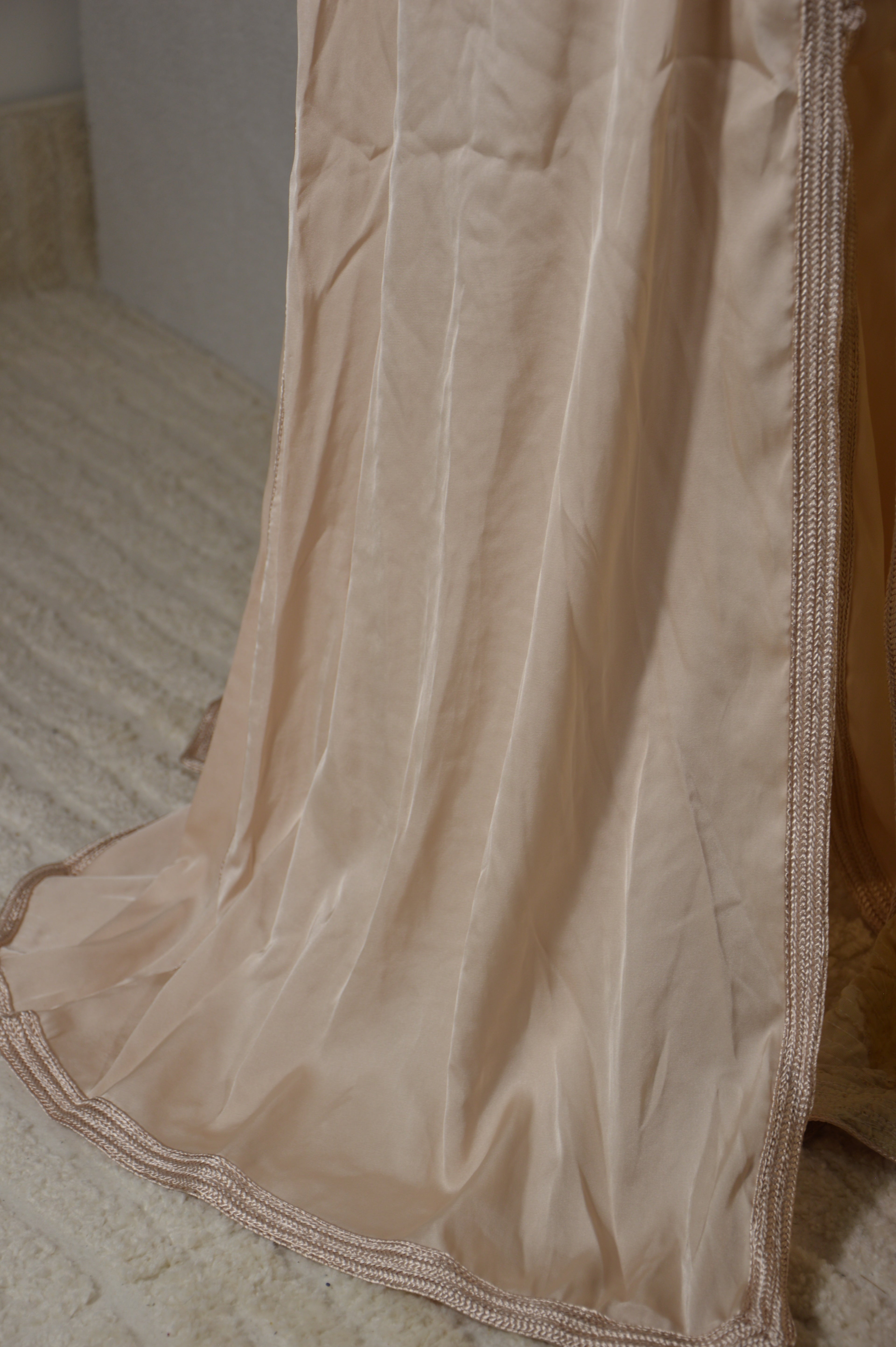 Takchita nude or clair à sequins – Ceinture nouée – Zeynaya Prestige