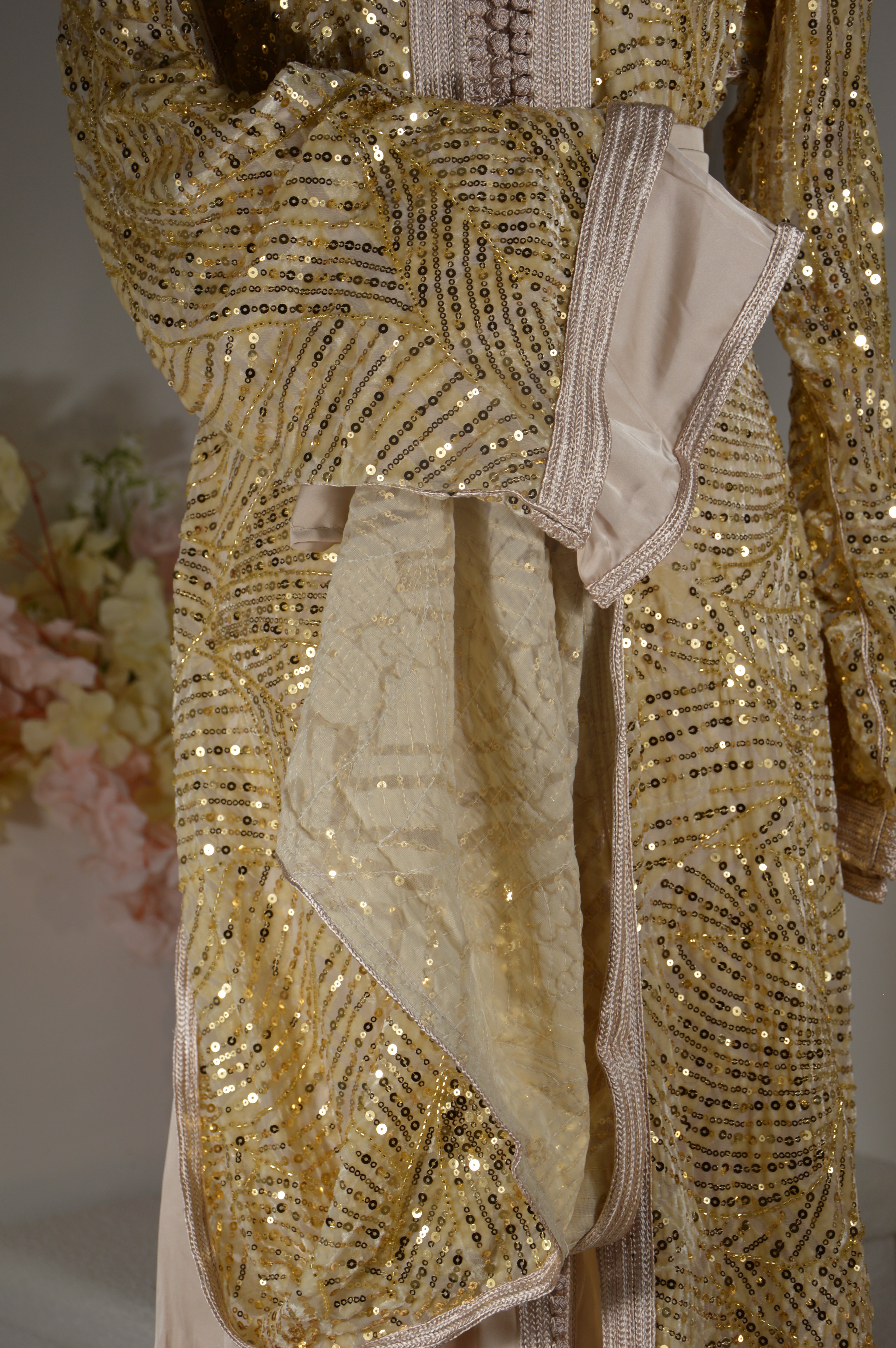 Takchita nude or clair à sequins – Ceinture nouée – Zeynaya Prestige