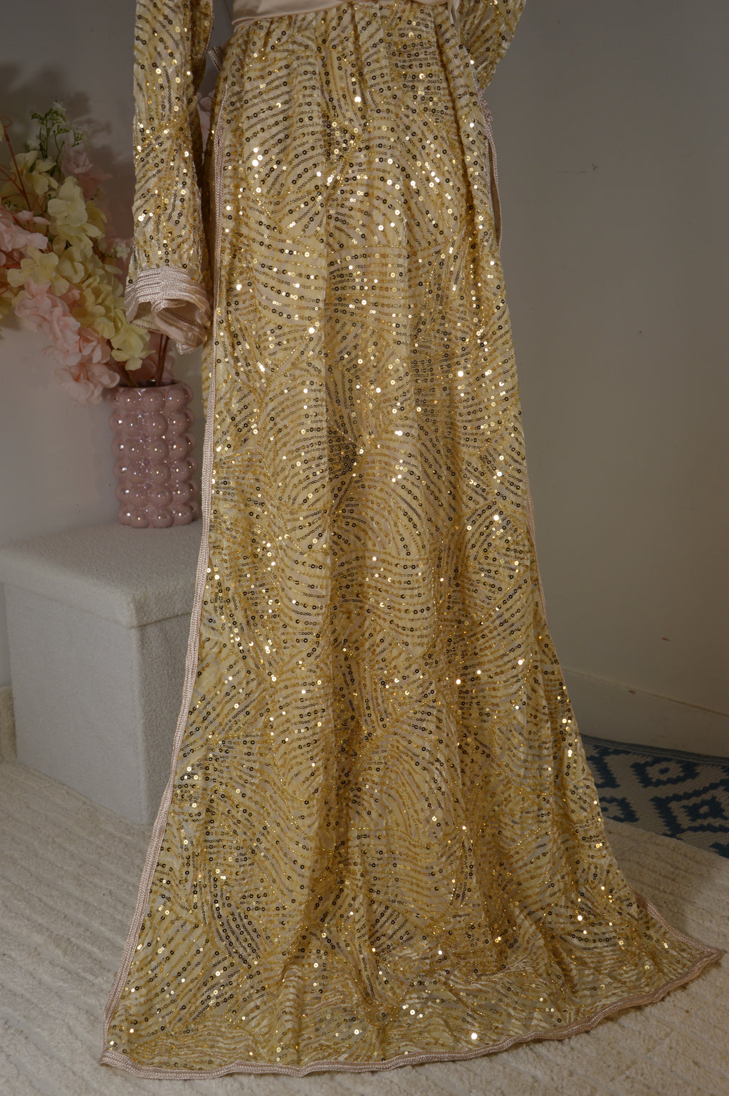 Takchita nude or clair à sequins – Ceinture nouée – Zeynaya Prestige