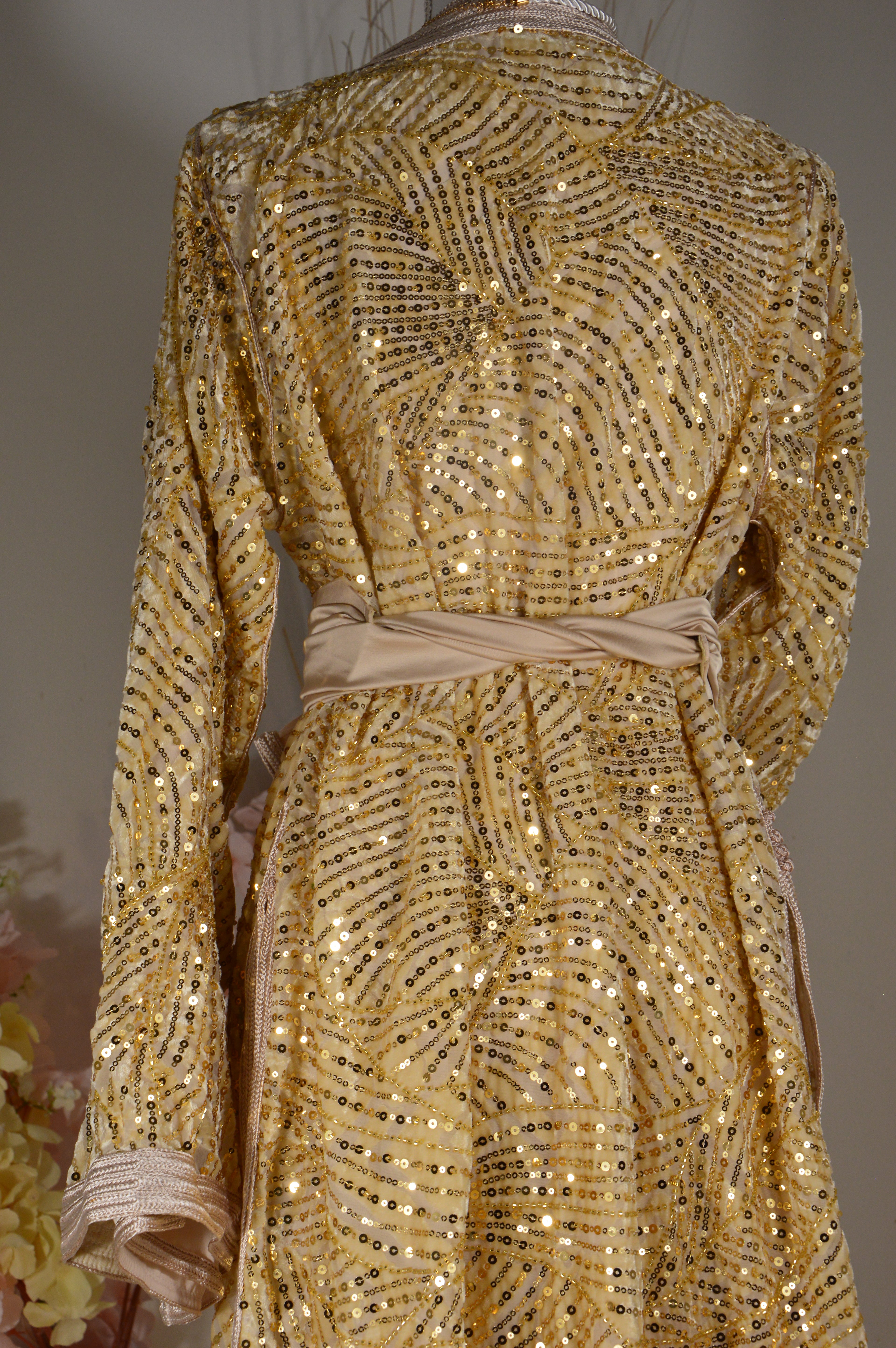 Takchita nude or clair à sequins – Ceinture nouée – Zeynaya Prestige