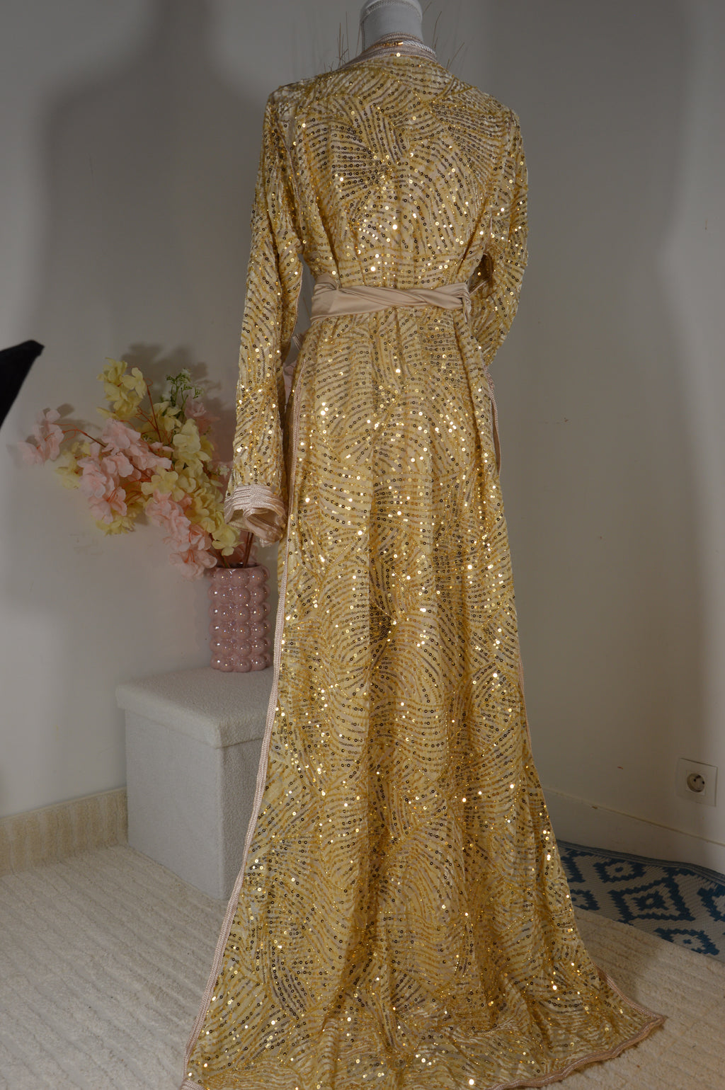 Takchita nude or clair à sequins – Ceinture nouée – Zeynaya Prestige