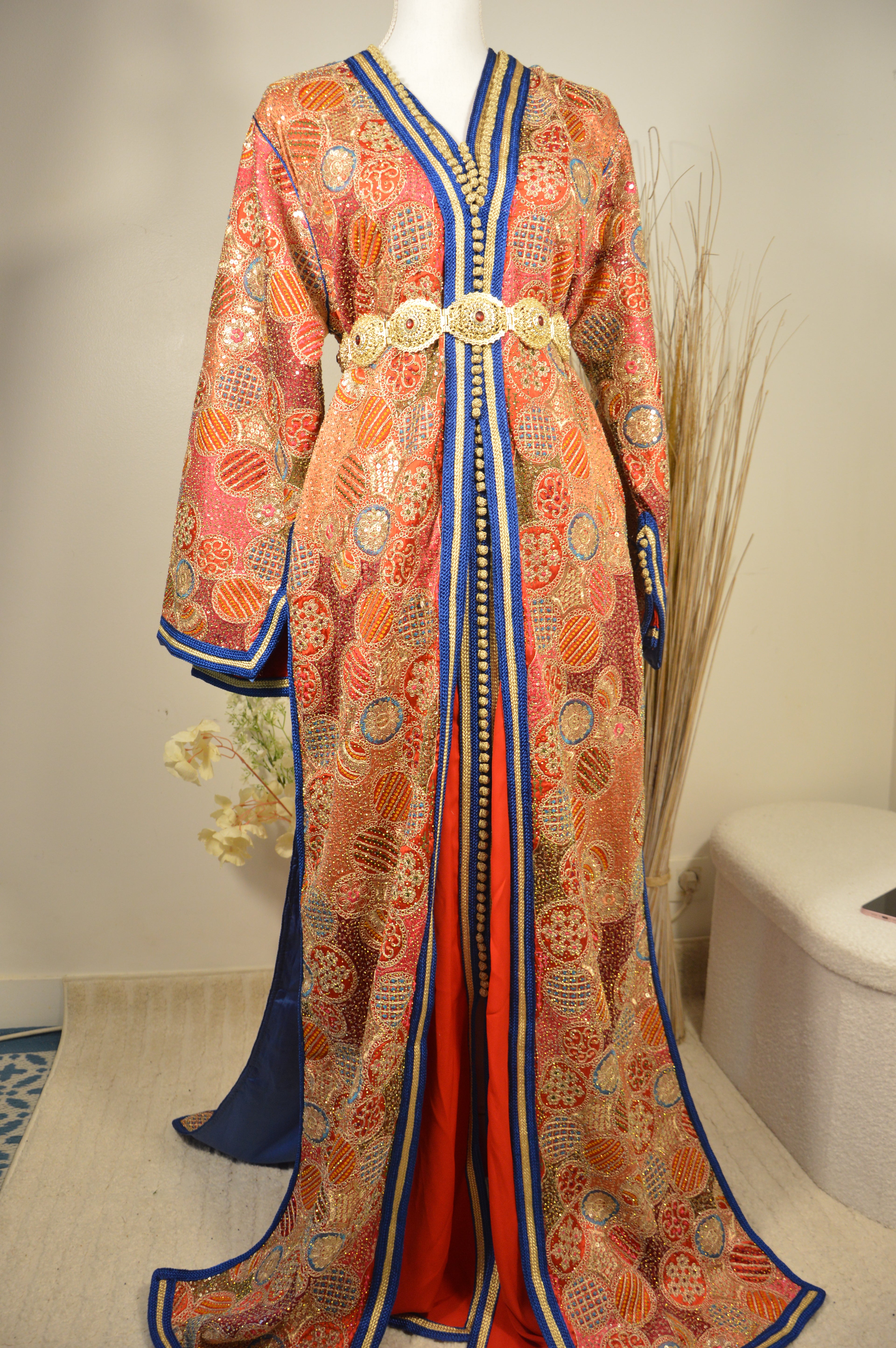 Takchita Sari Rouge or et sfifa Bleu Royal
