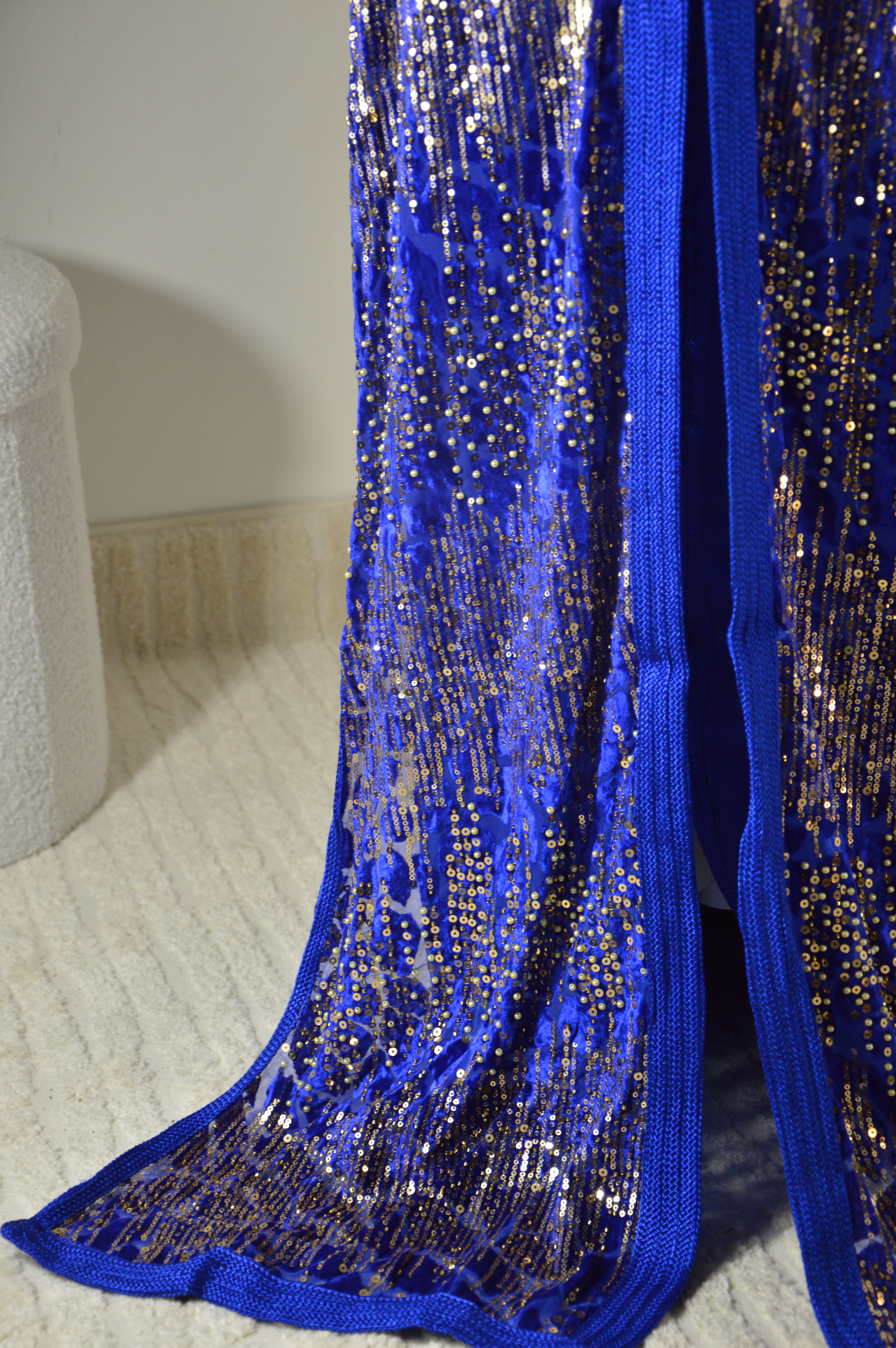 Takchita bleu royal à sequins or – Zeynaya Prestige