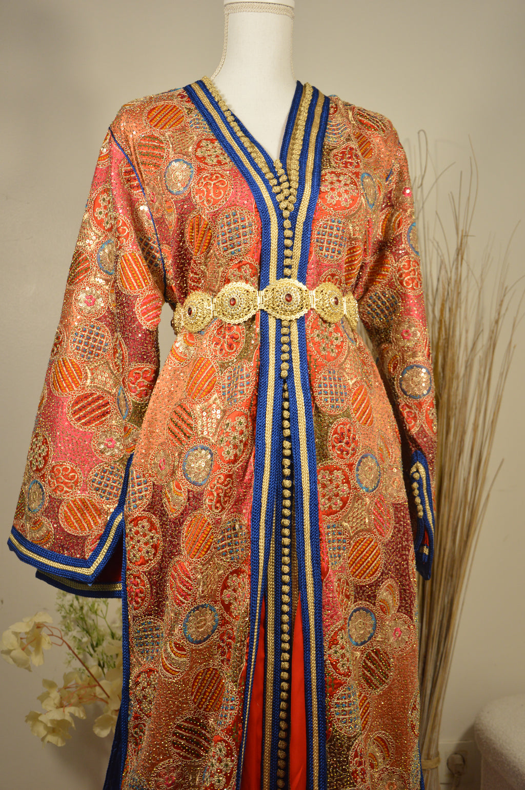 Takchita Sari Rouge or et sfifa Bleu Royal
