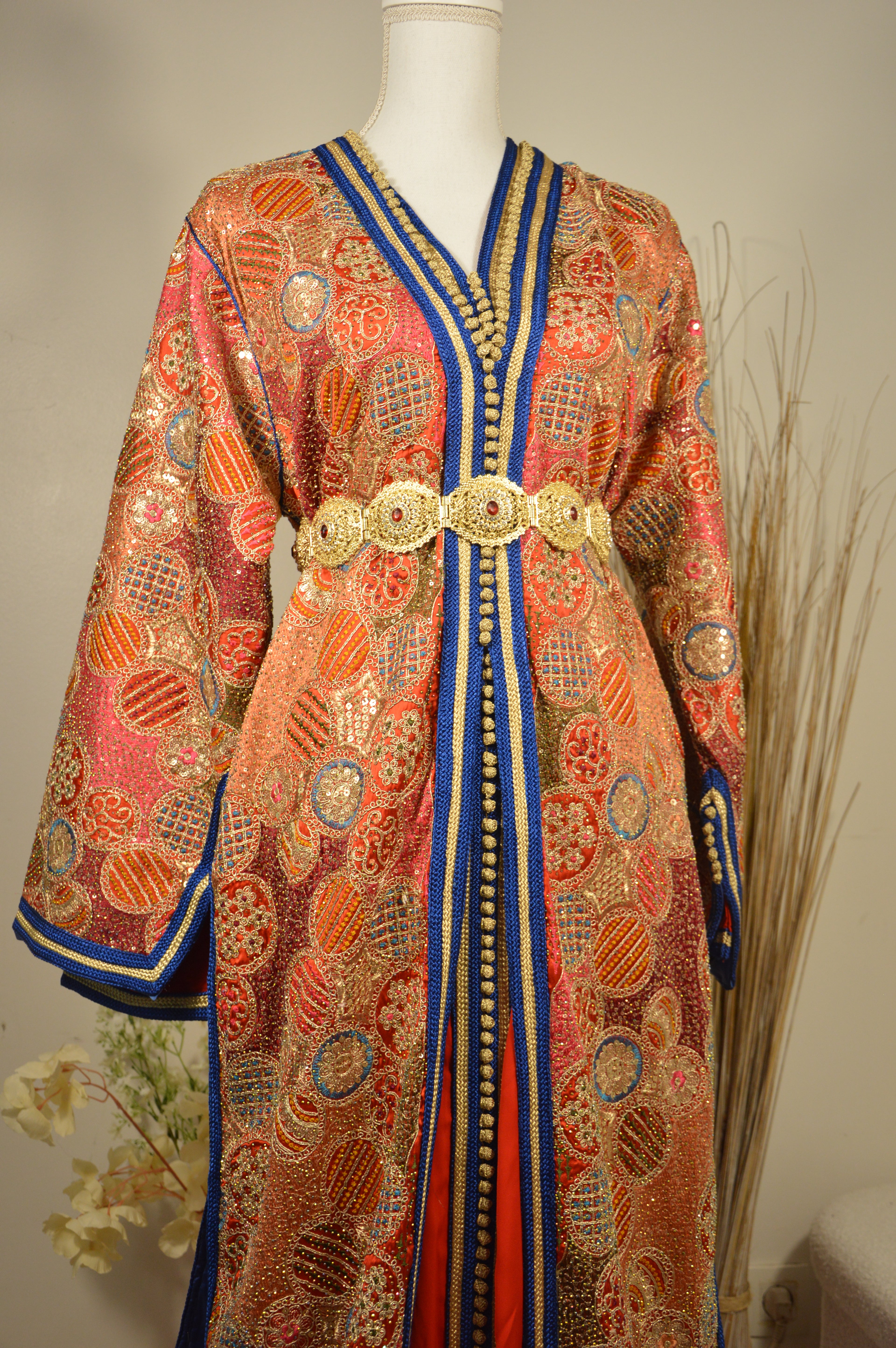 Takchita Sari Rouge or et sfifa Bleu Royal