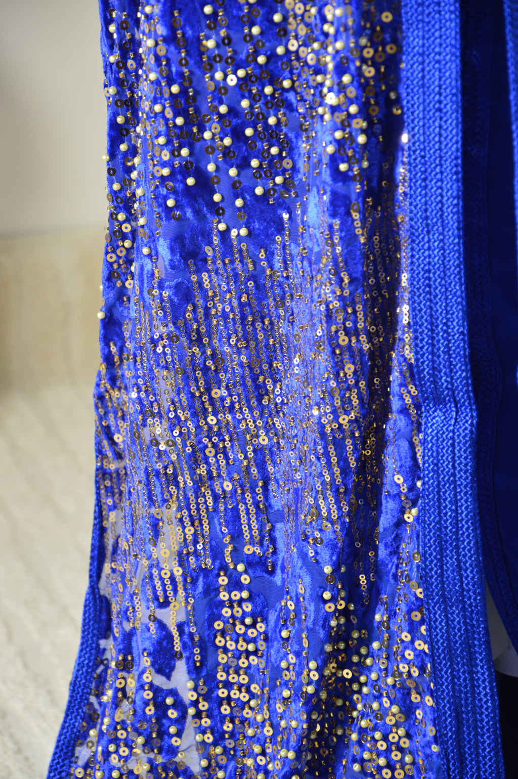 Takchita bleu royal à sequins or – Zeynaya Prestige