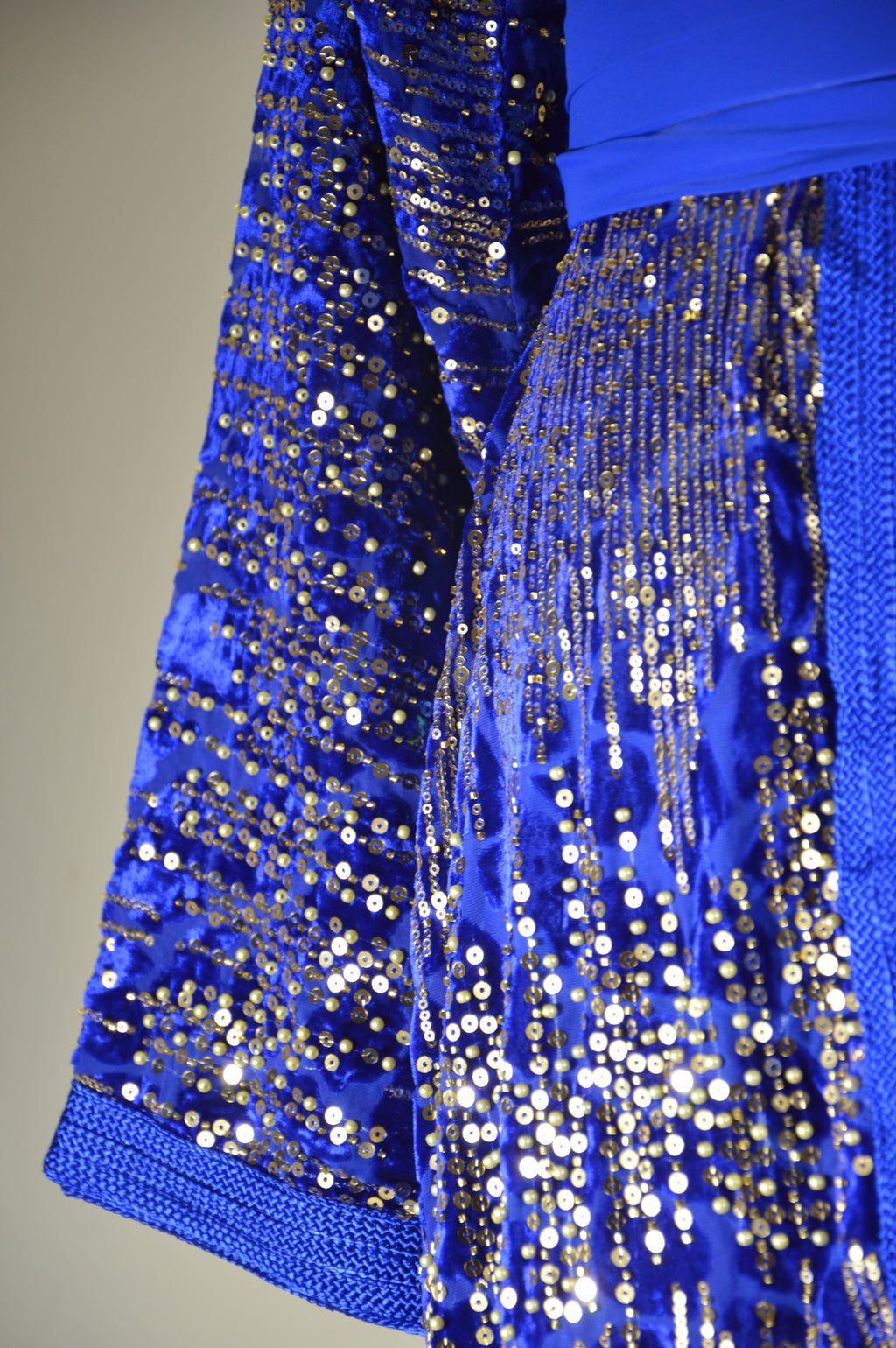 Takchita bleu royal à sequins or – Zeynaya Prestige