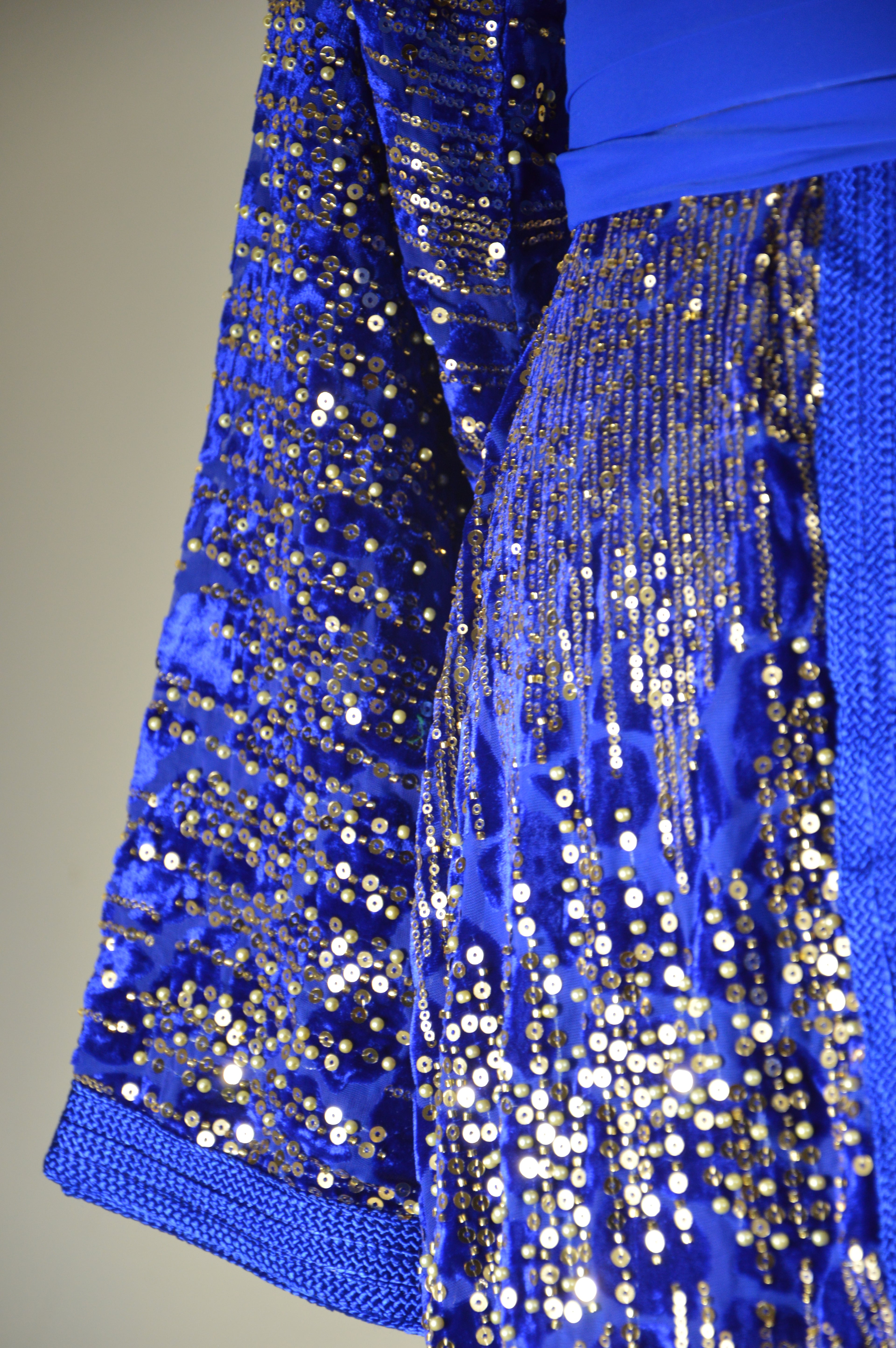 Takchita bleu royal à sequins or – Zeynaya Prestige