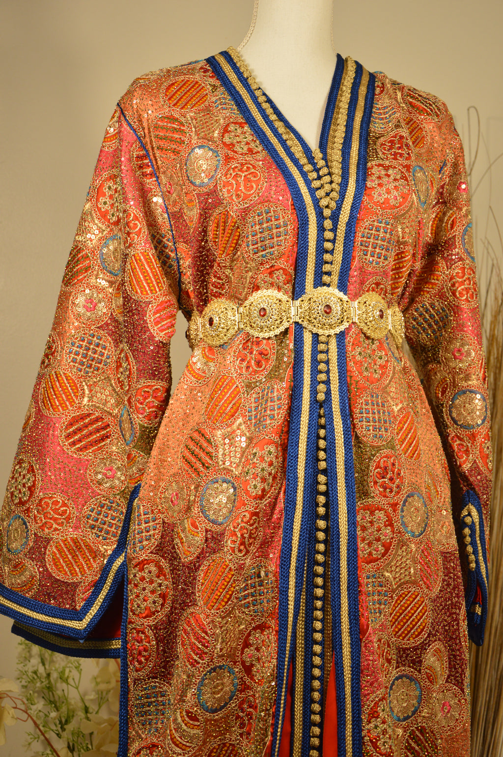 Takchita Sari Rouge or et sfifa Bleu Royal