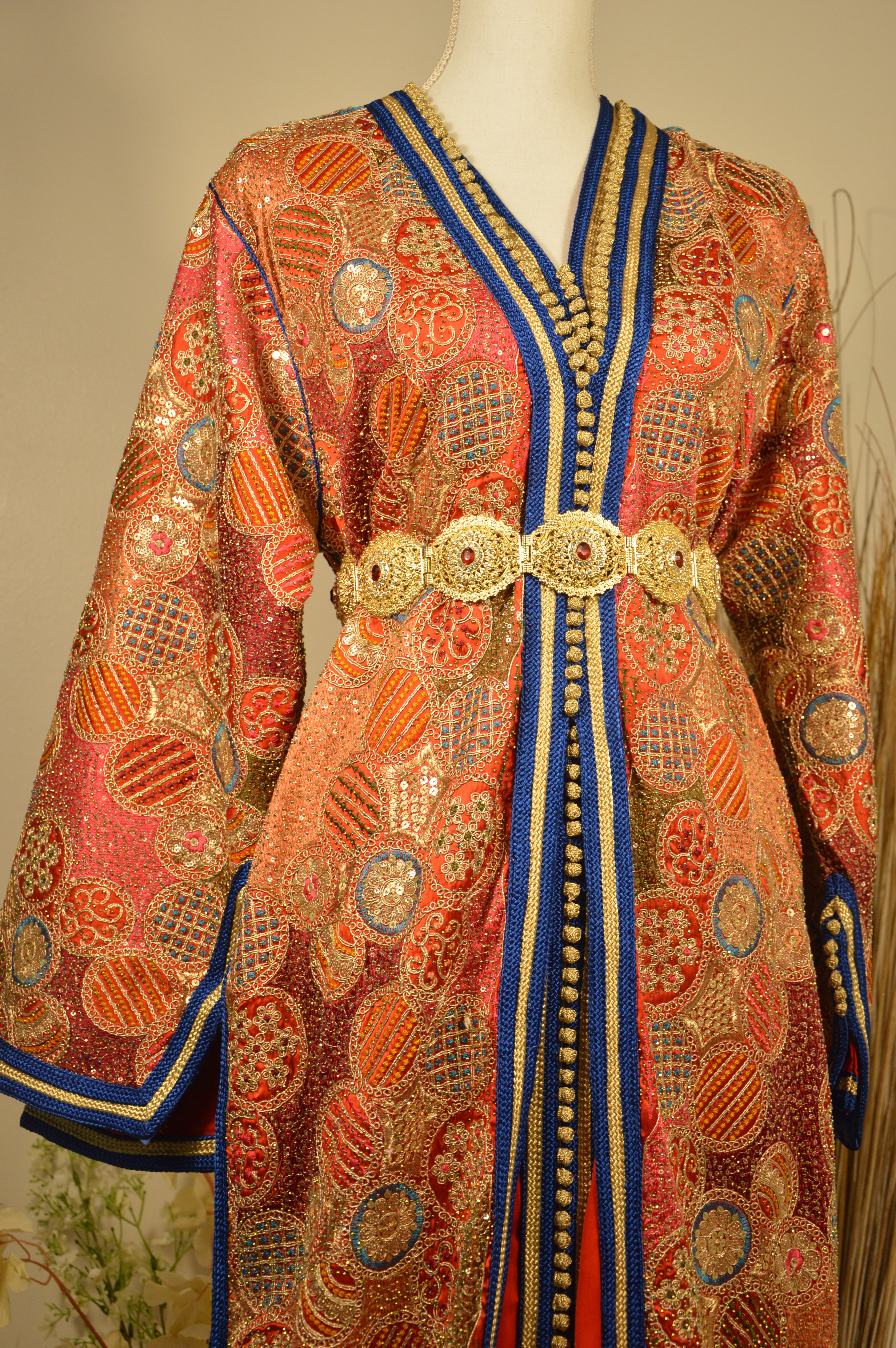 Takchita Sari Rouge or et sfifa Bleu Royal