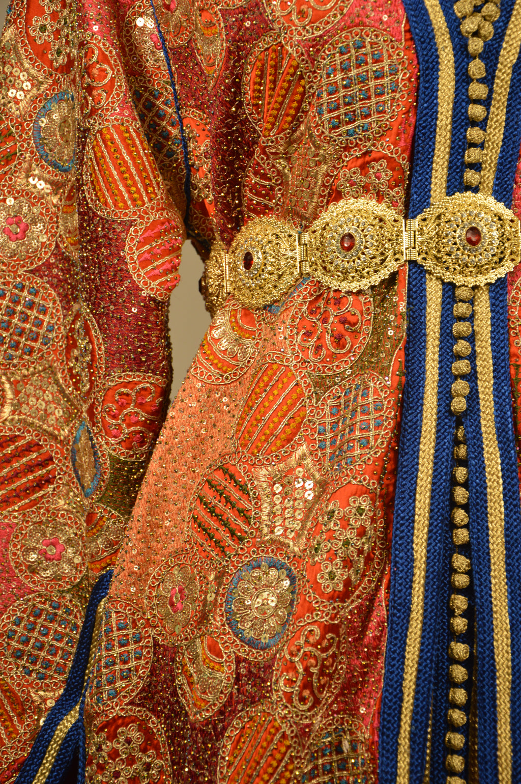 Takchita Sari Rouge or et sfifa Bleu Royal