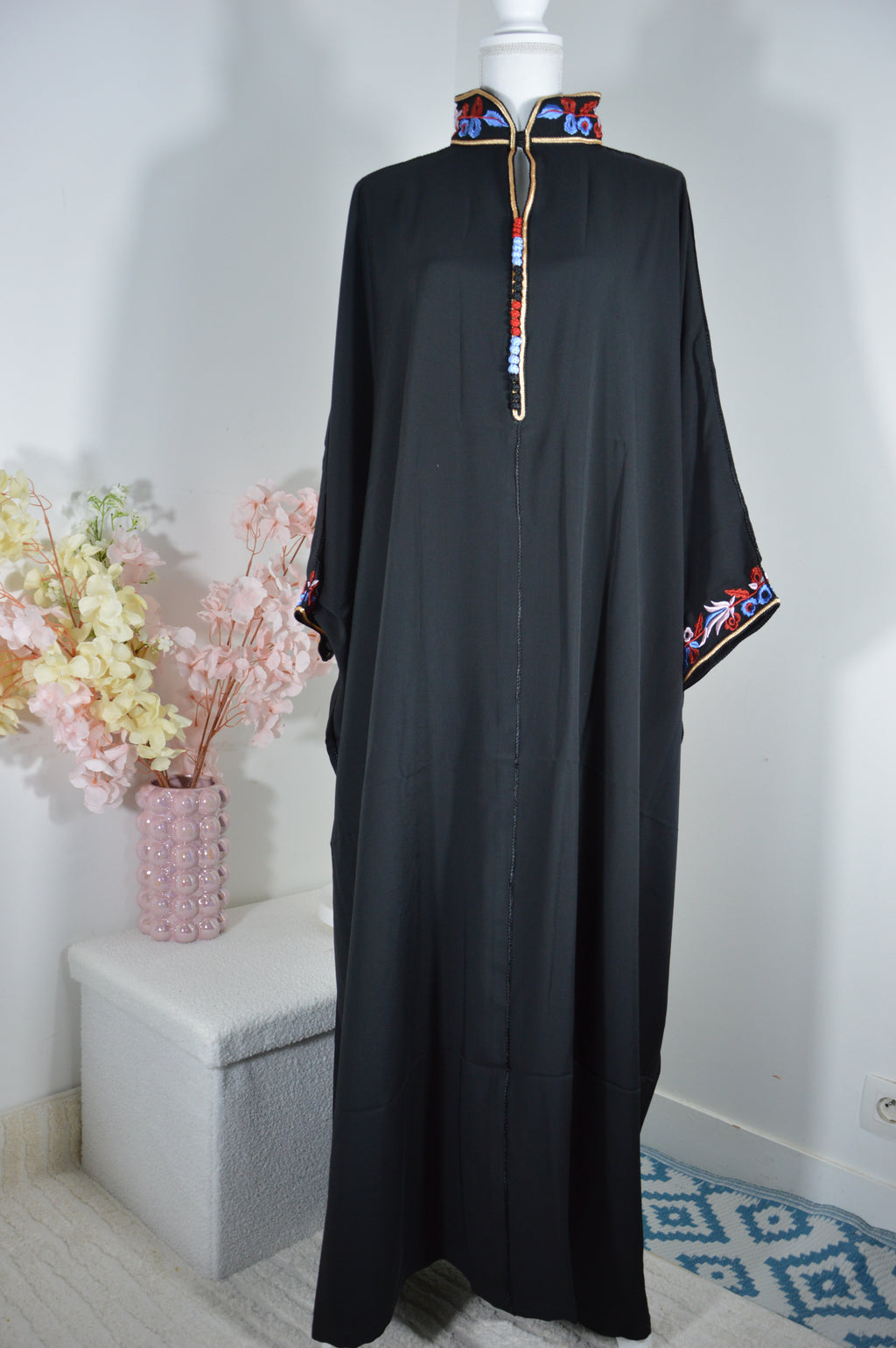 Gandoura noire brodée – Col amazigh & manches ornées – Zeynaya Prestige