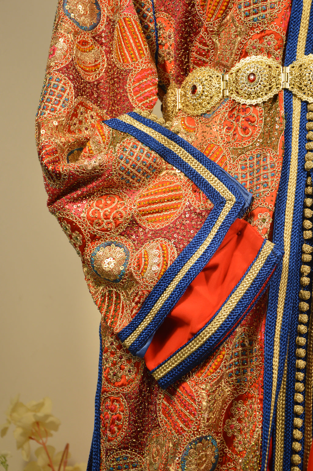 Takchita Sari Rouge or et sfifa Bleu Royal