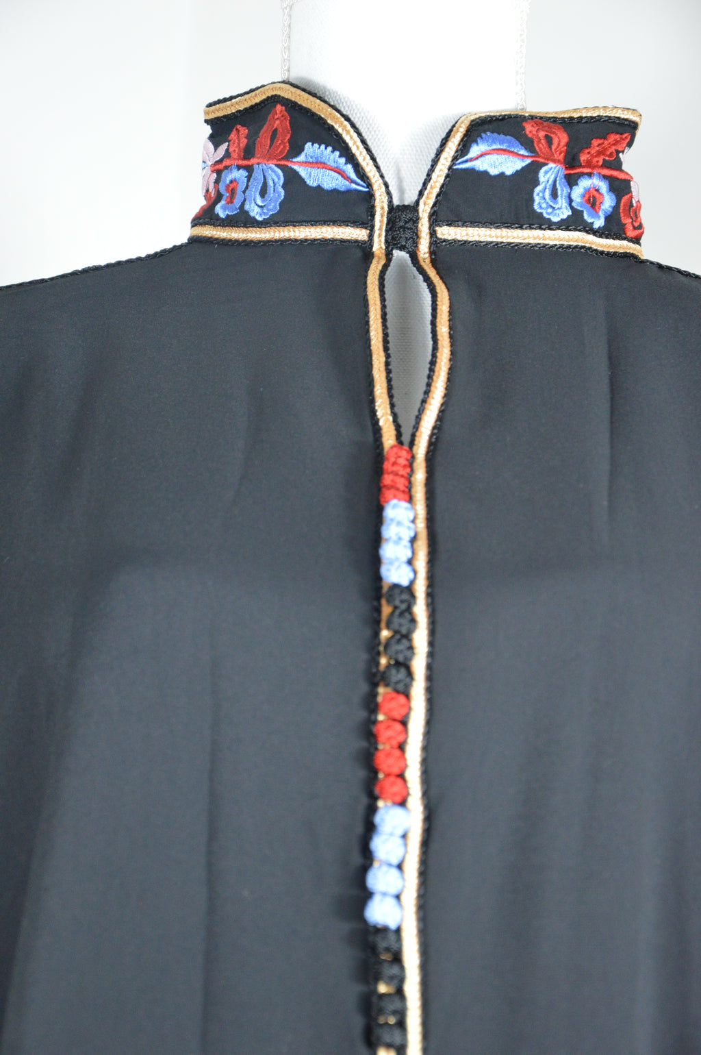 Gandoura noire brodée – Col amazigh & manches ornées – Zeynaya Prestige