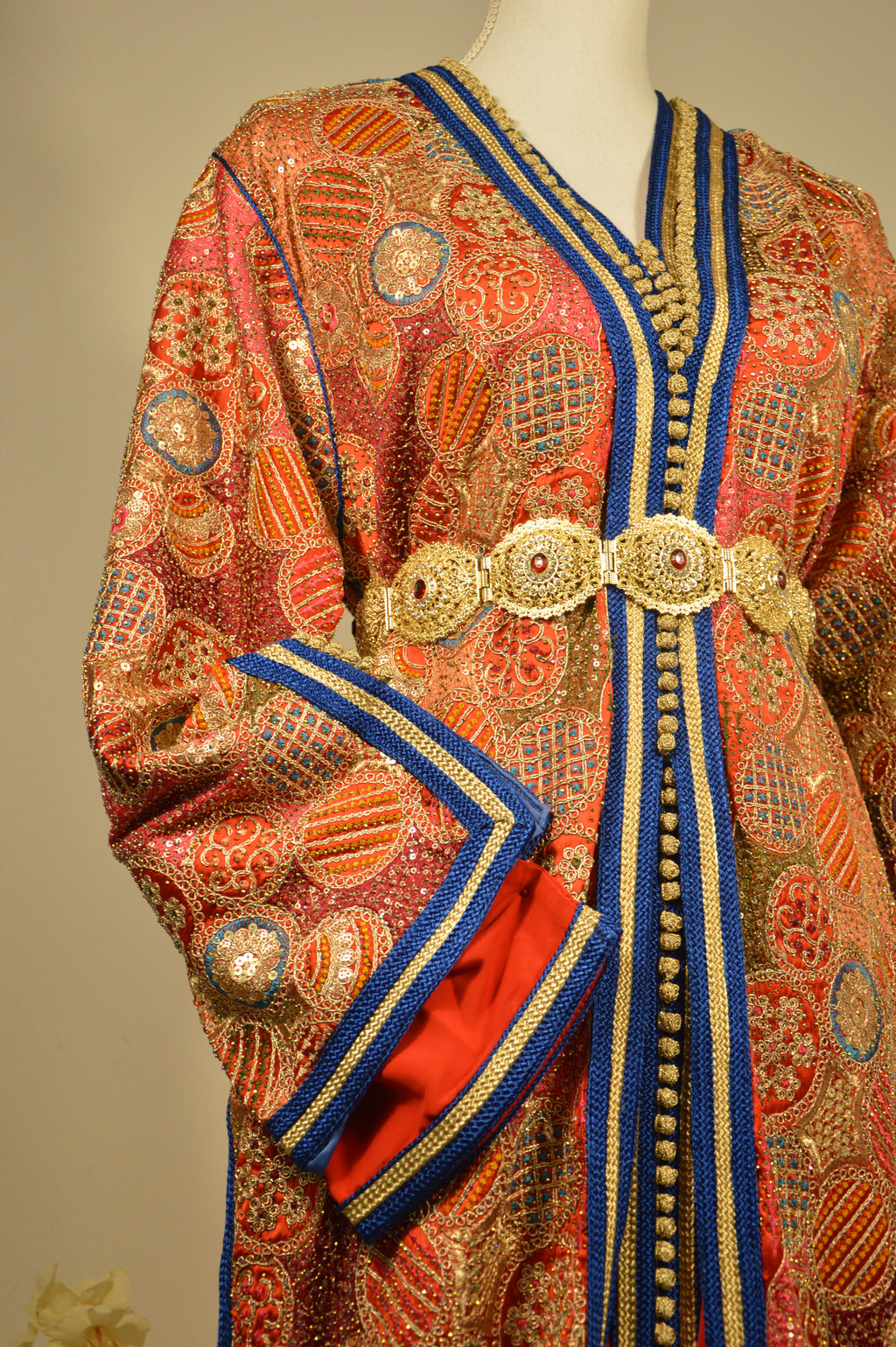 Takchita Sari Rouge or et sfifa Bleu Royal