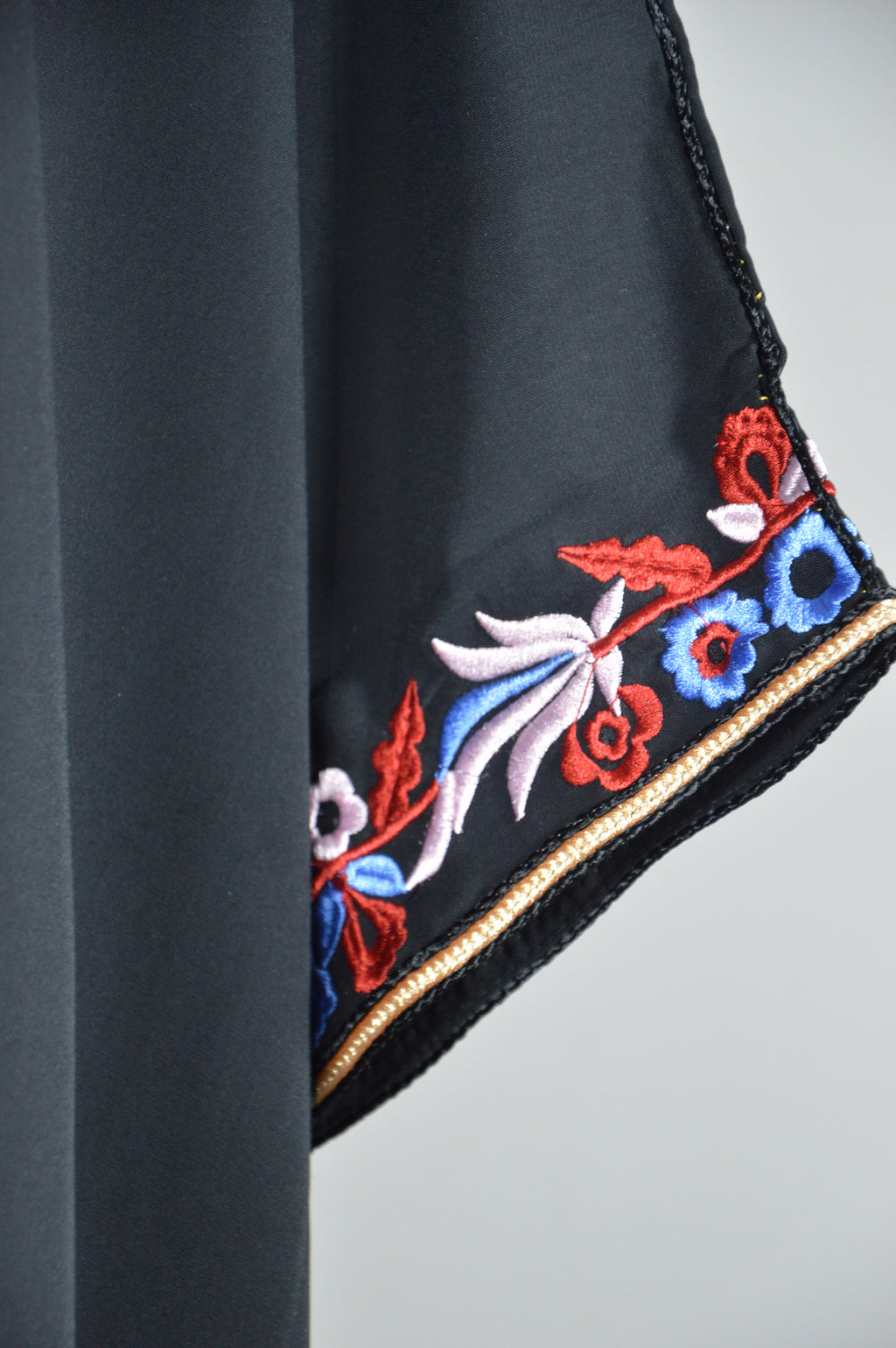 Gandoura noire brodée – Col amazigh & manches ornées – Zeynaya Prestige