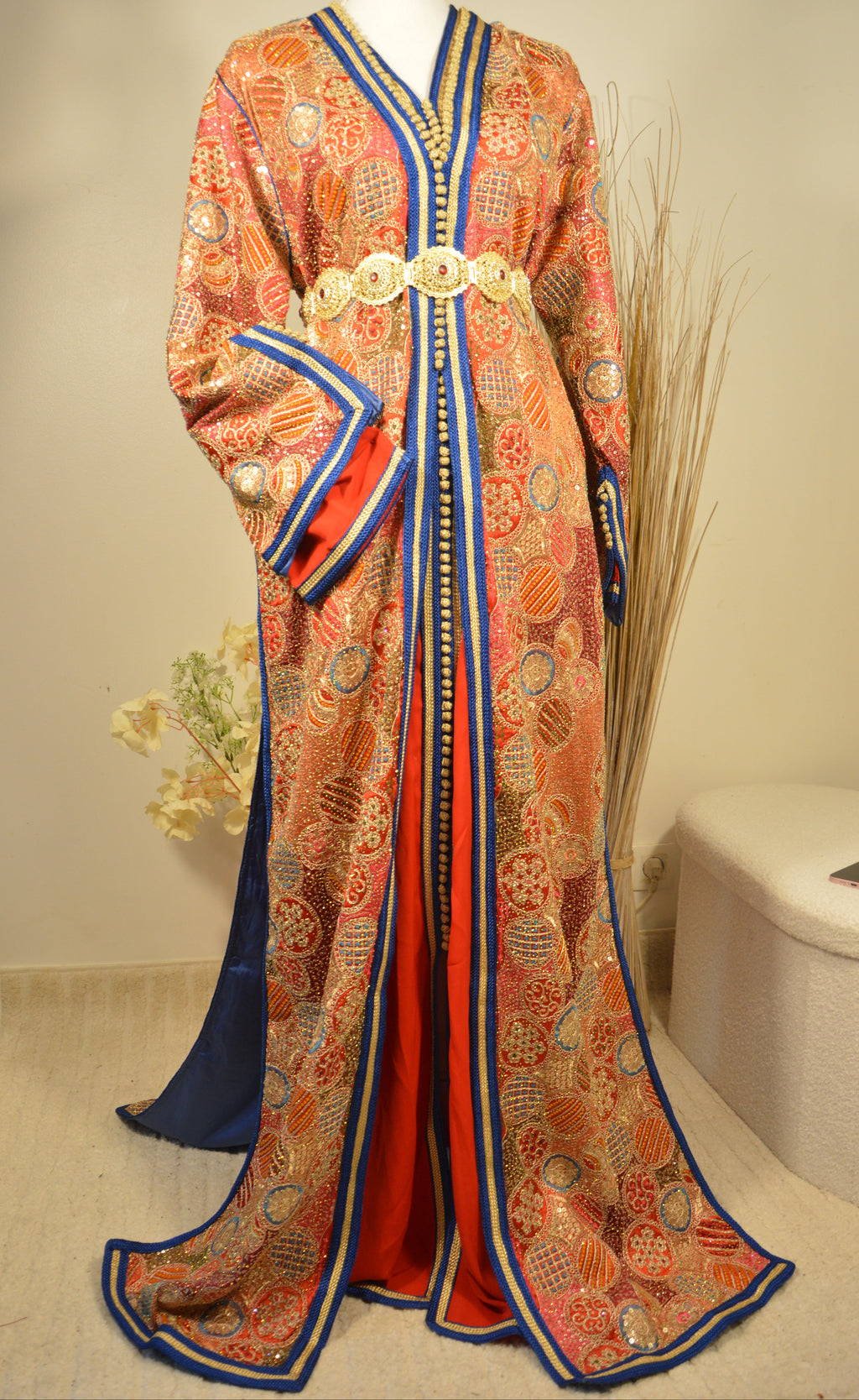 Takchita Sari Rouge or et sfifa Bleu Royal