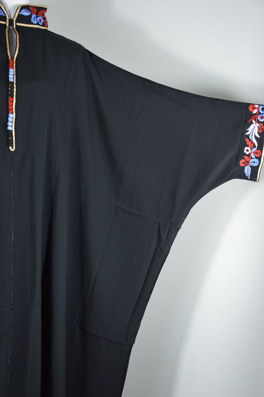 Gandoura noire brodée – Col amazigh & manches ornées – Zeynaya Prestige