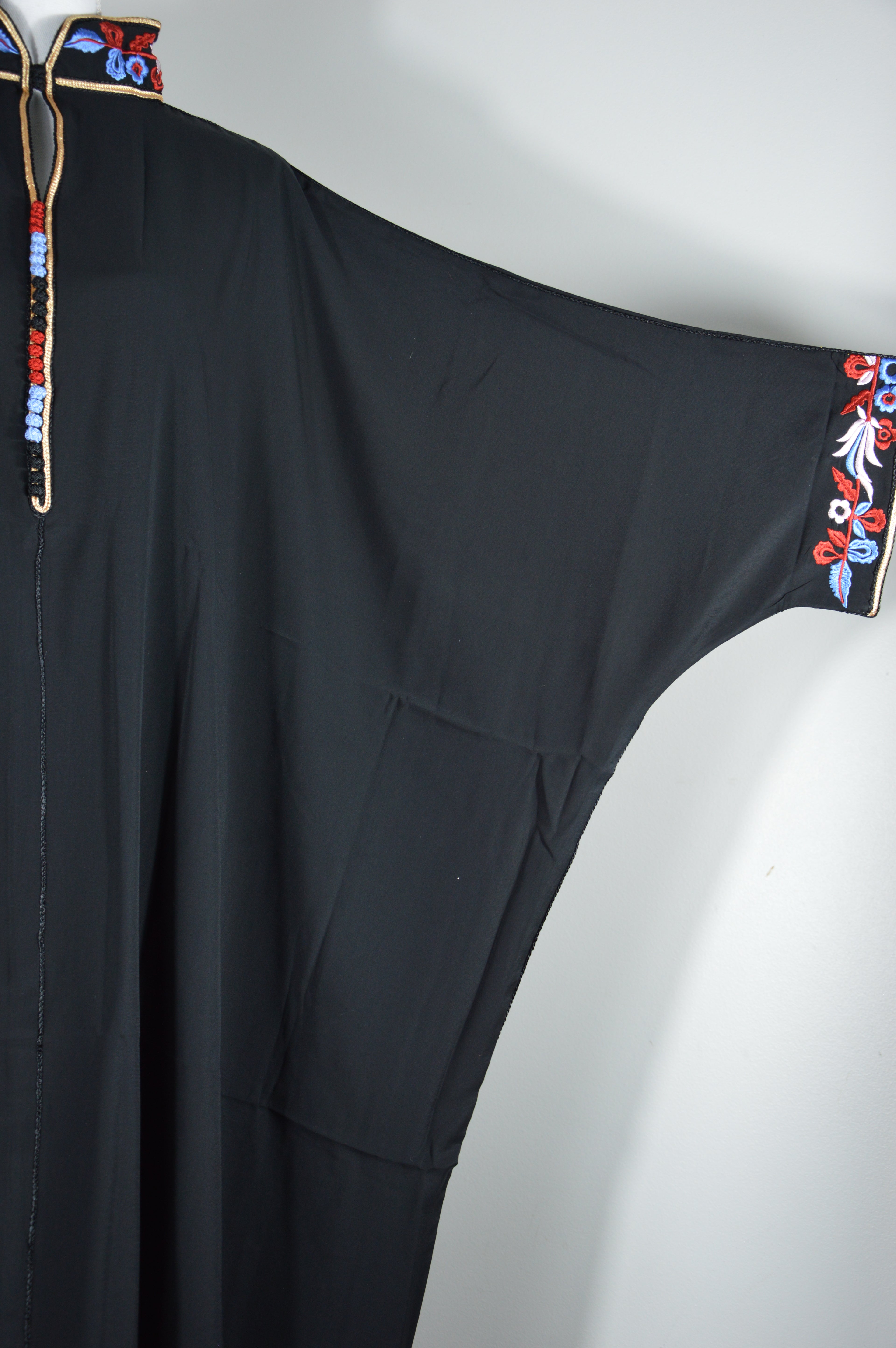 Gandoura noire brodée – Col amazigh & manches ornées – Zeynaya Prestige