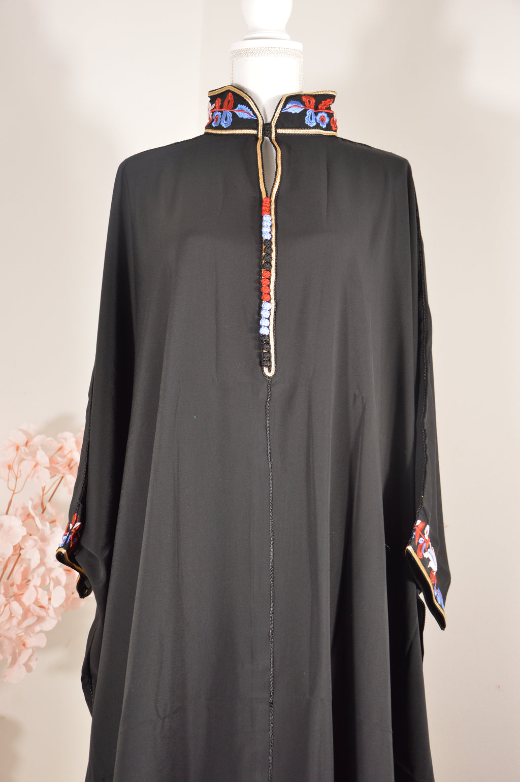 Gandoura noire brodée – Col amazigh & manches ornées – Zeynaya Prestige