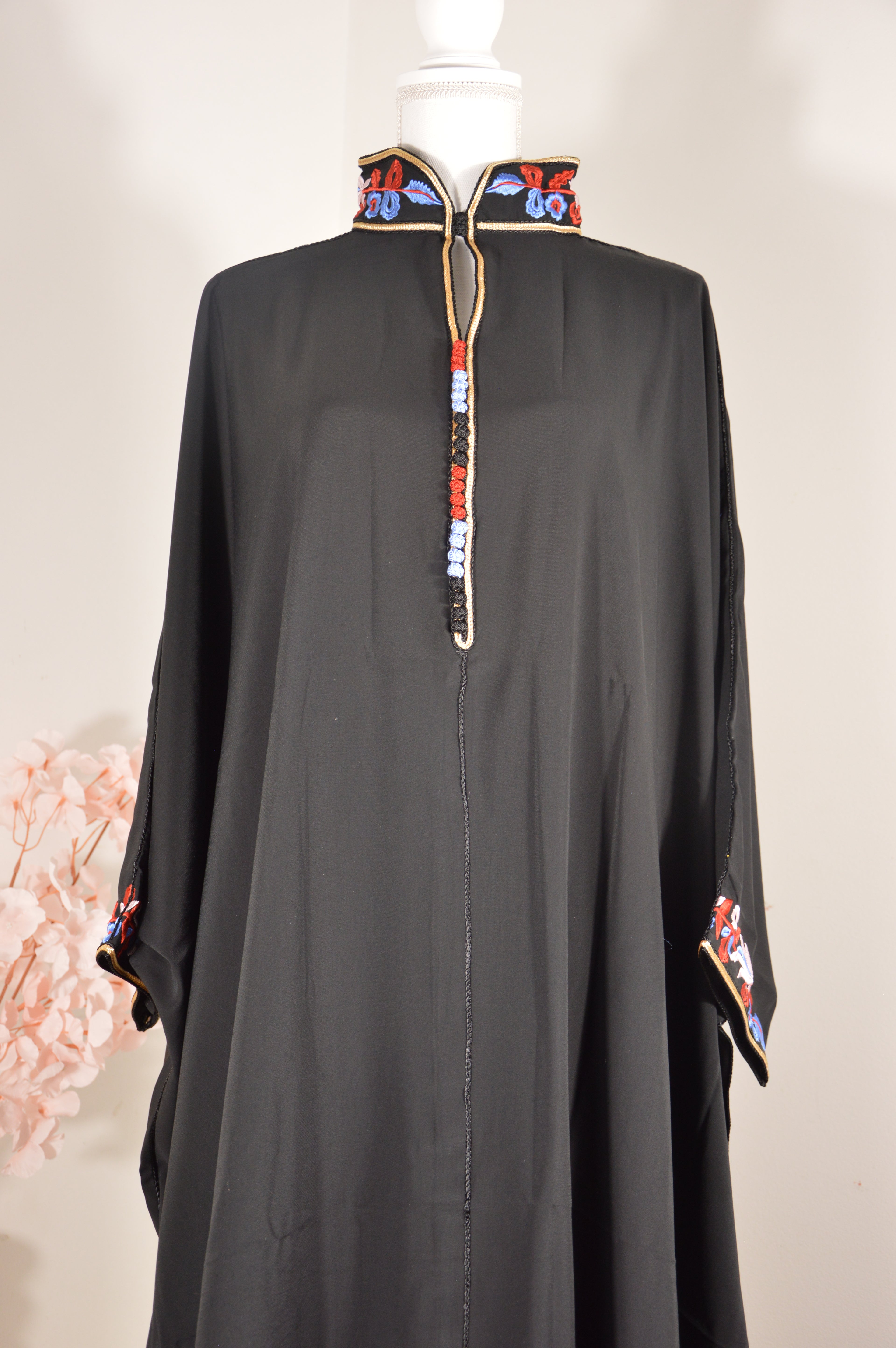 Gandoura noire brodée – Col amazigh & manches ornées – Zeynaya Prestige