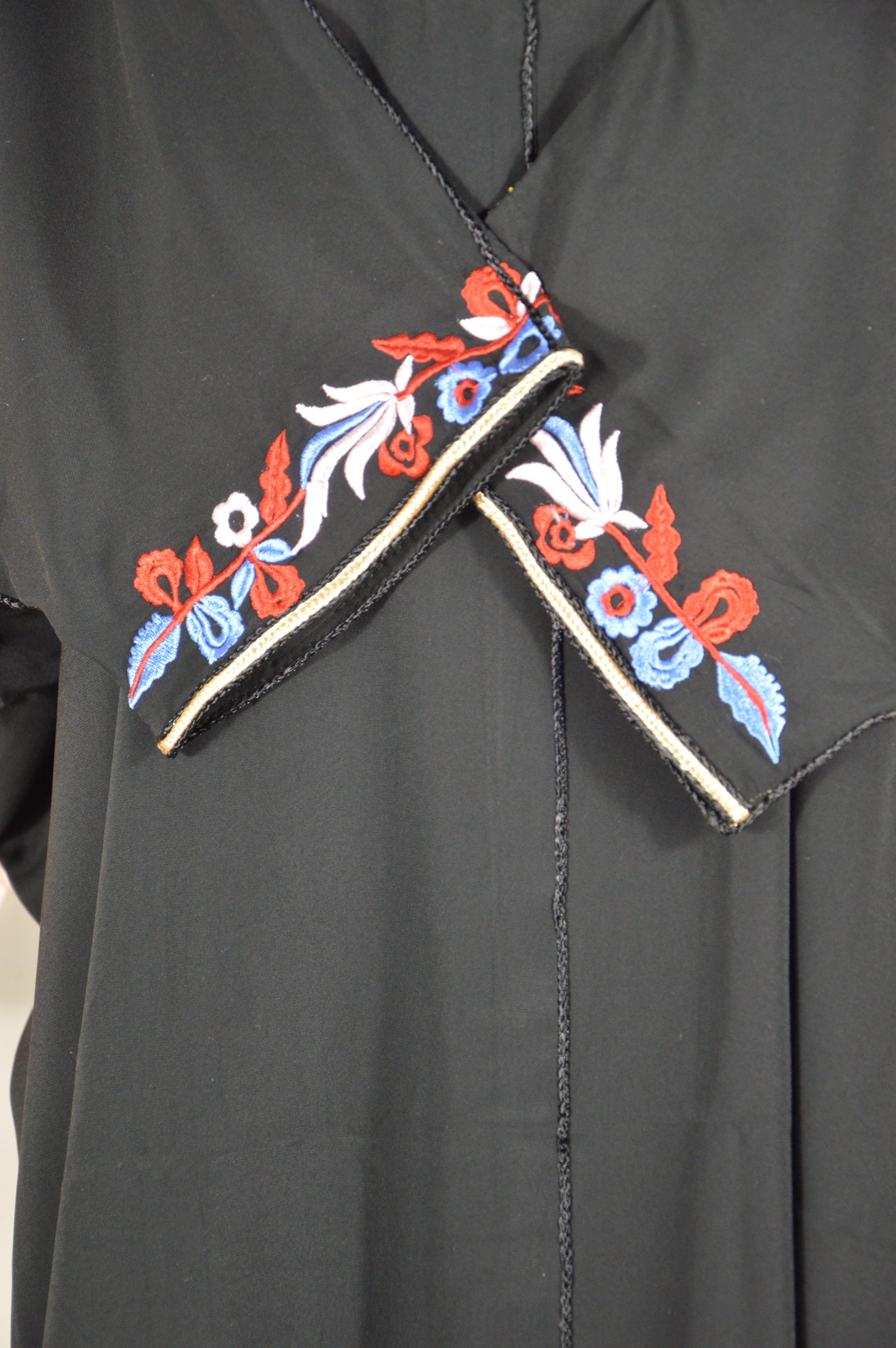 Gandoura noire brodée – Col amazigh & manches ornées – Zeynaya Prestige