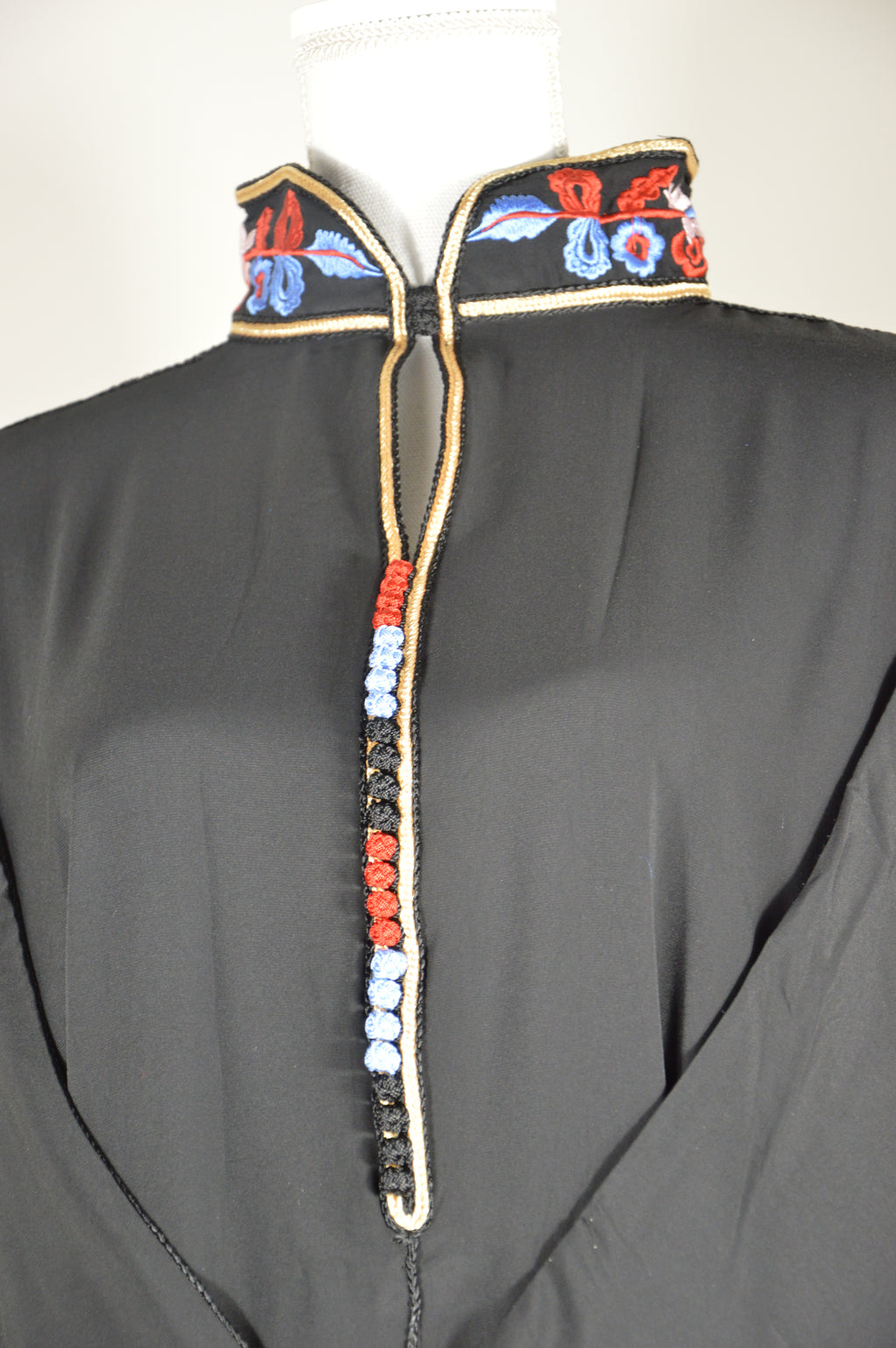 Gandoura noire brodée – Col amazigh & manches ornées – Zeynaya Prestige