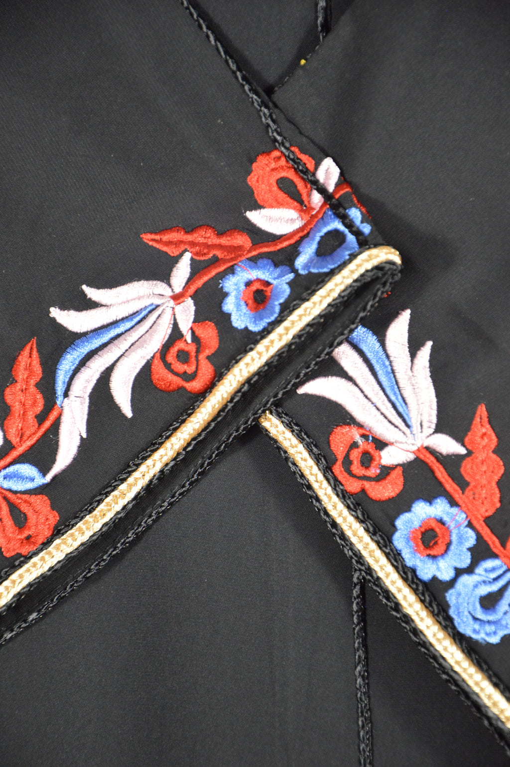 Gandoura noire brodée – Col amazigh & manches ornées – Zeynaya Prestige