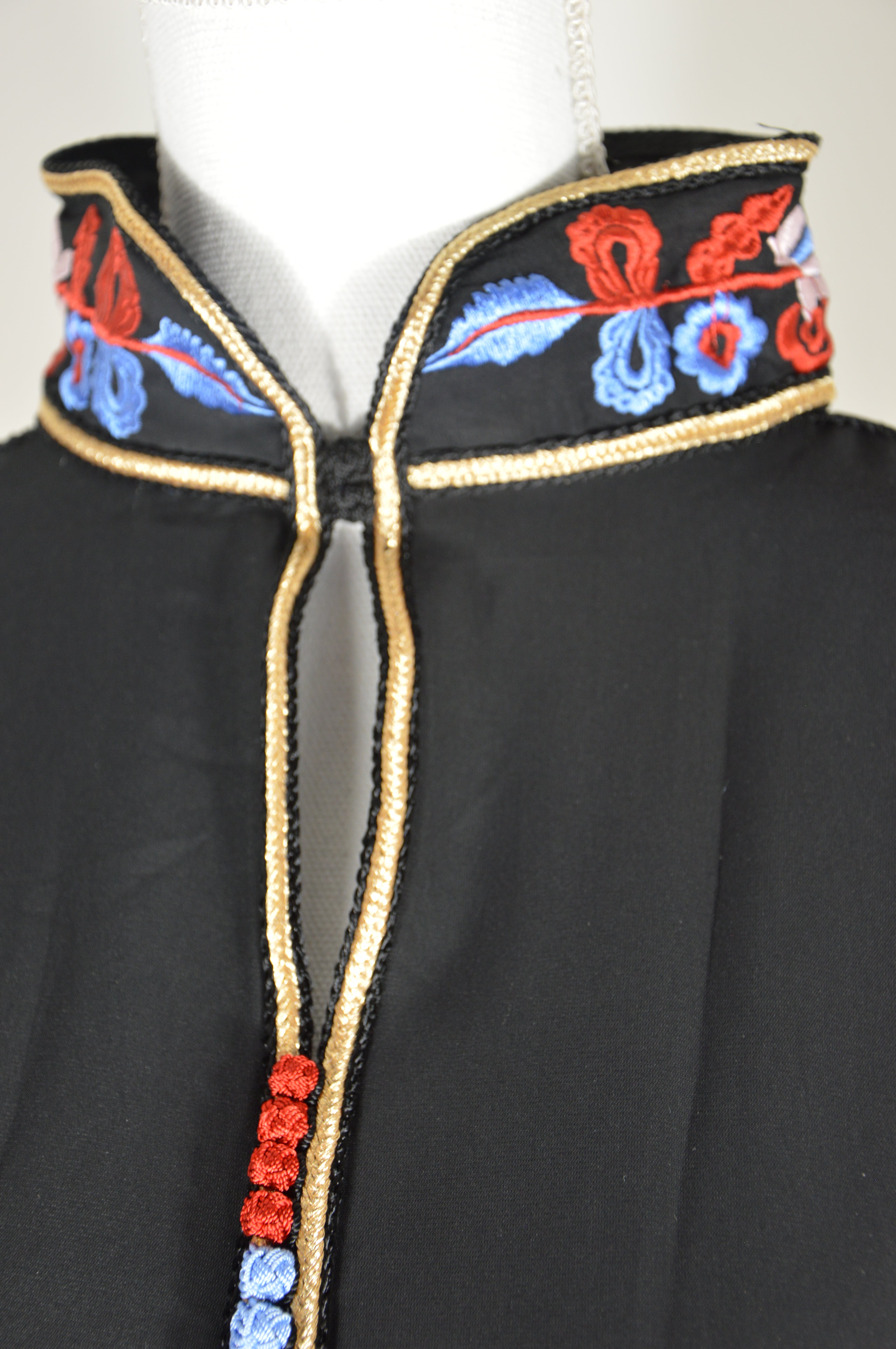 Gandoura noire brodée – Col amazigh & manches ornées – Zeynaya Prestige