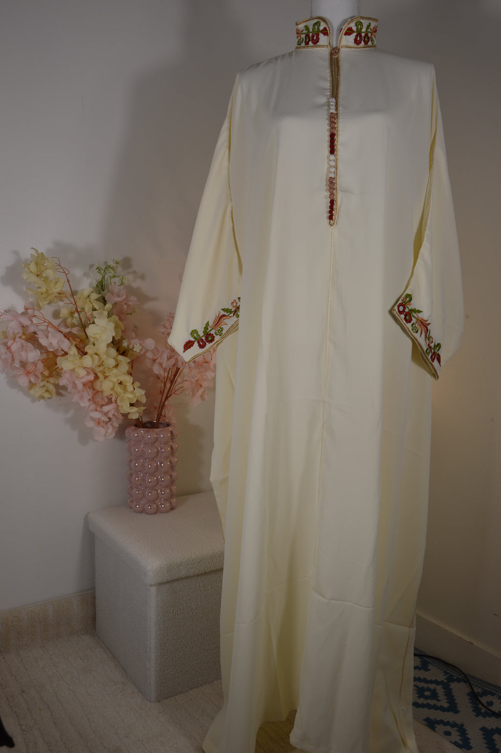 Gandoura crème brodée – Col orné & liseré doré | Zeynaya Prestige