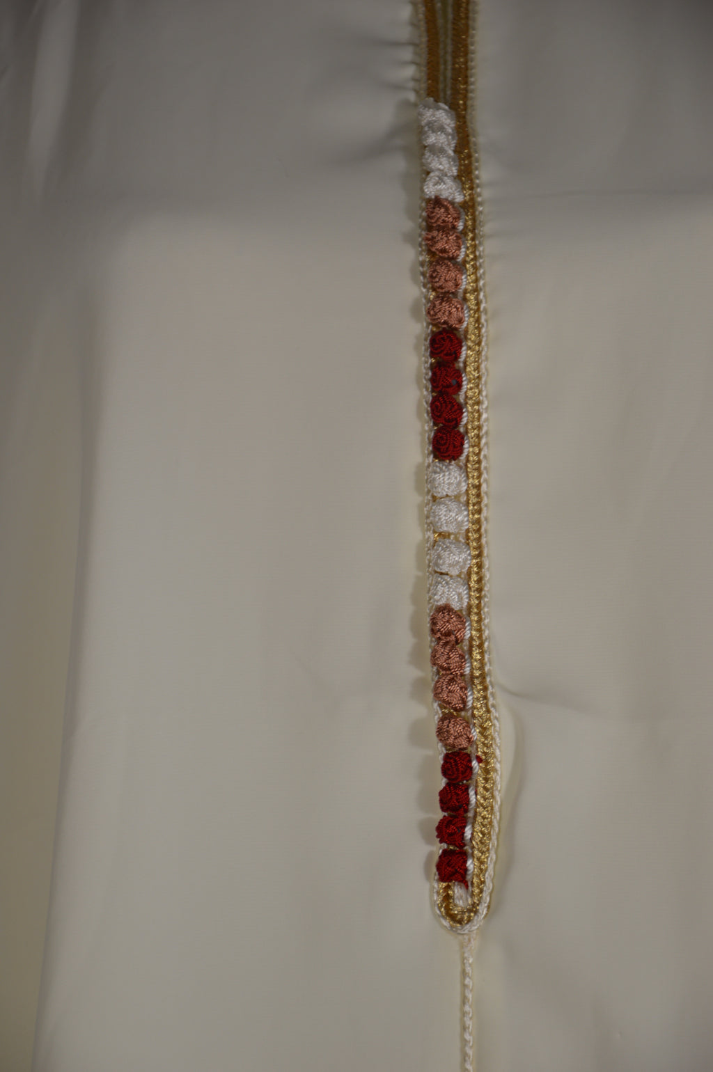 Gandoura crème brodée – Col orné & liseré doré | Zeynaya Prestige