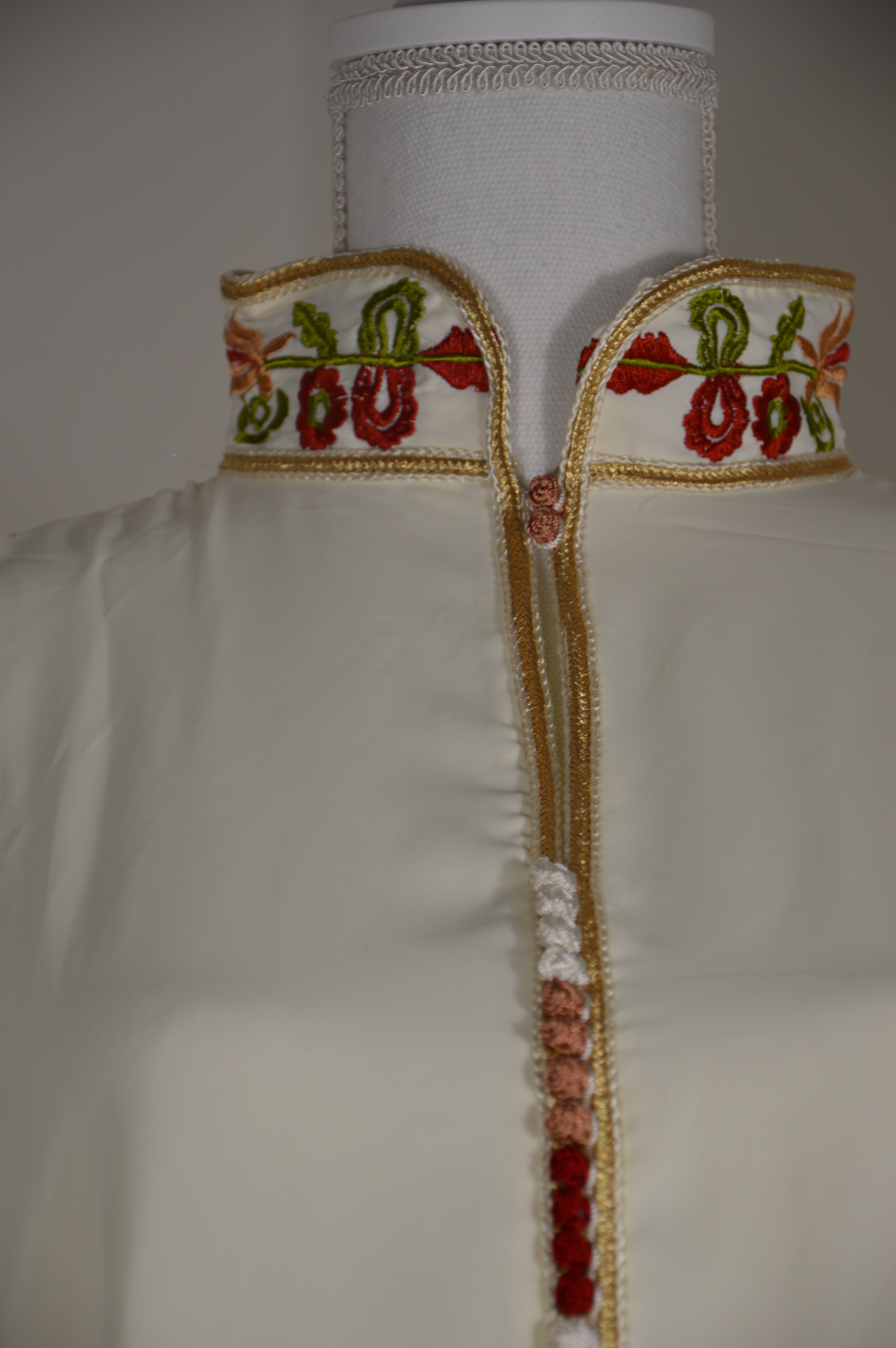 Gandoura crème brodée – Col orné & liseré doré | Zeynaya Prestige