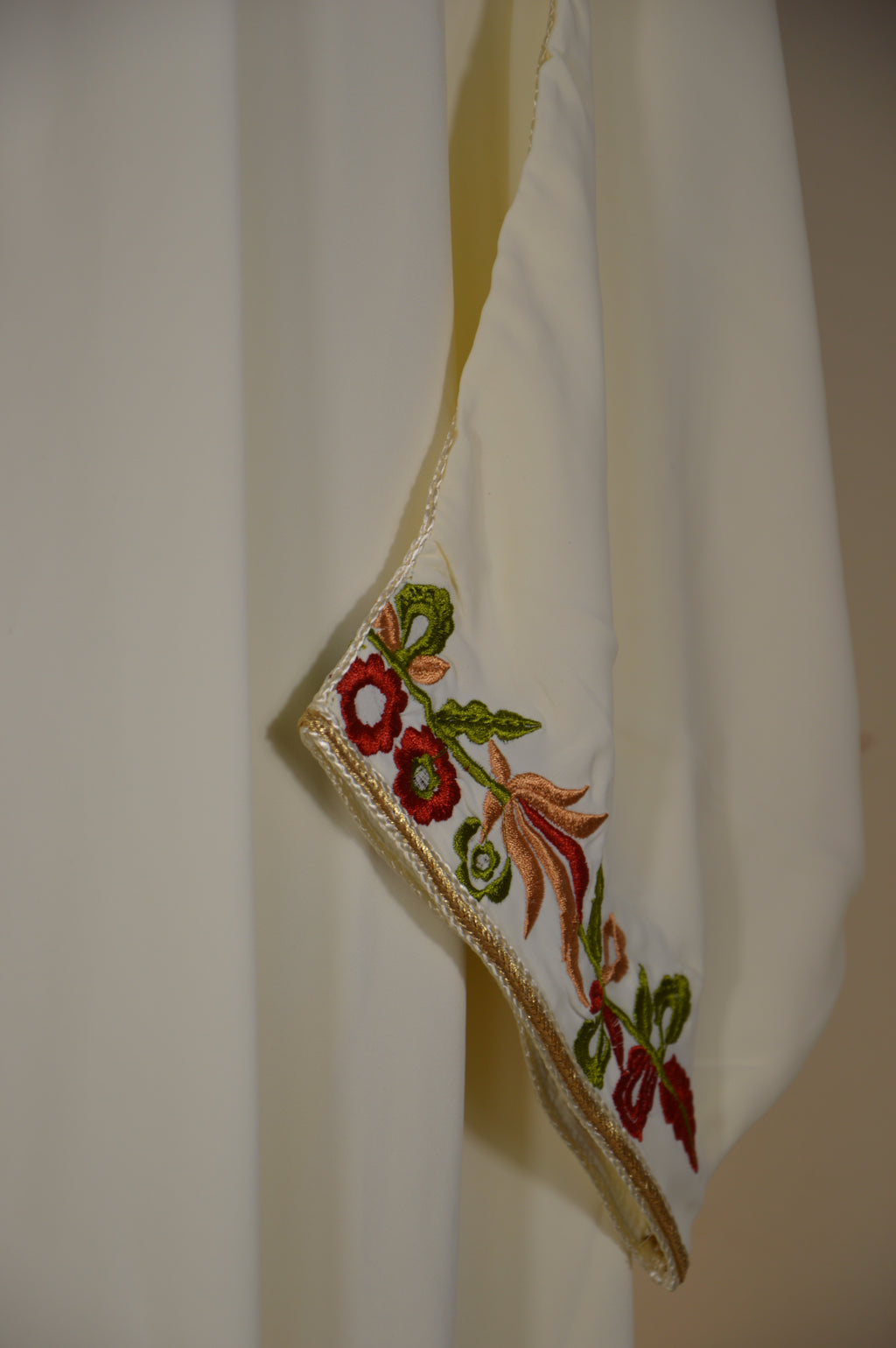 Gandoura crème brodée – Col orné & liseré doré | Zeynaya Prestige