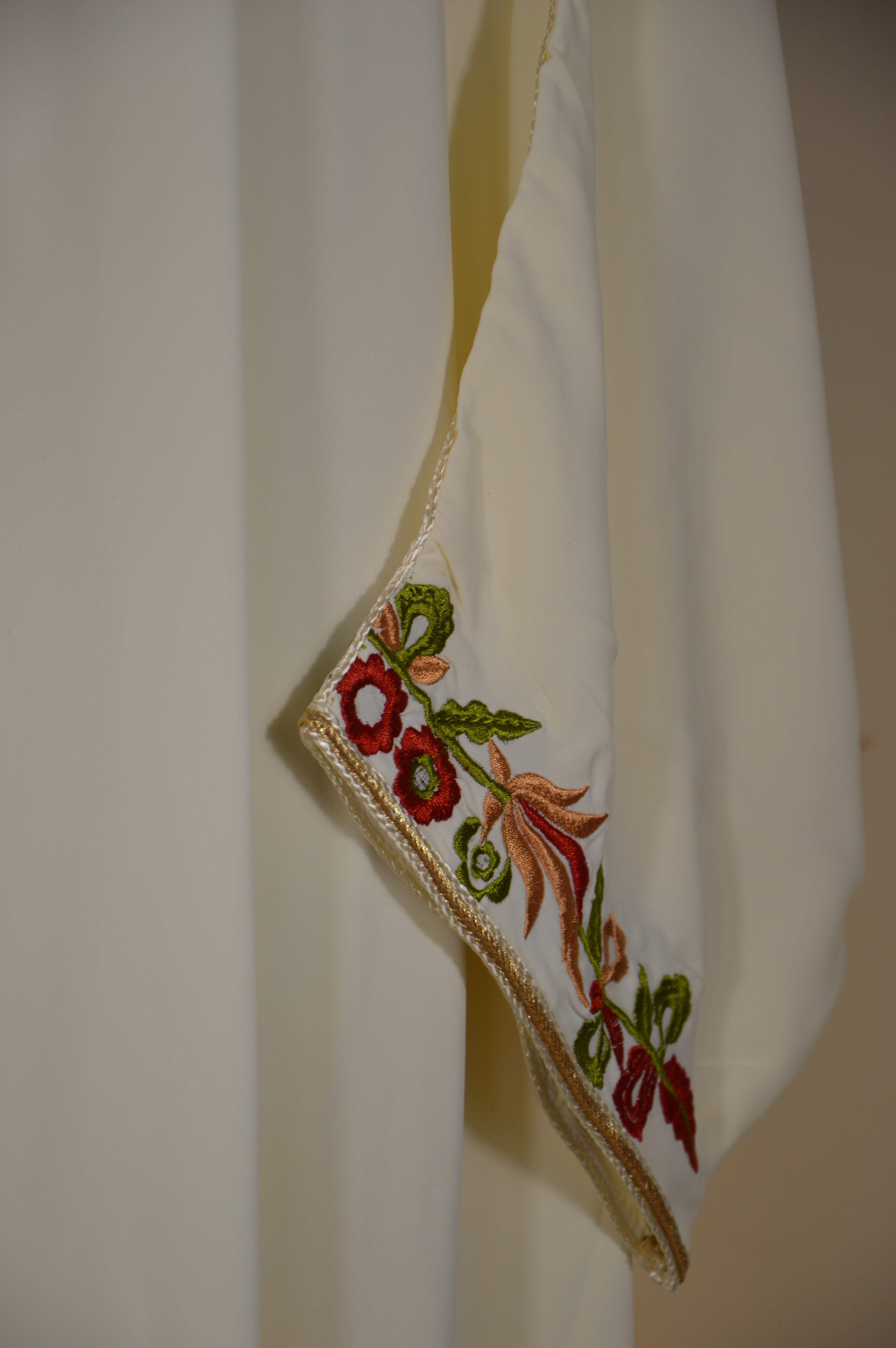 Gandoura crème brodée – Col orné & liseré doré | Zeynaya Prestige