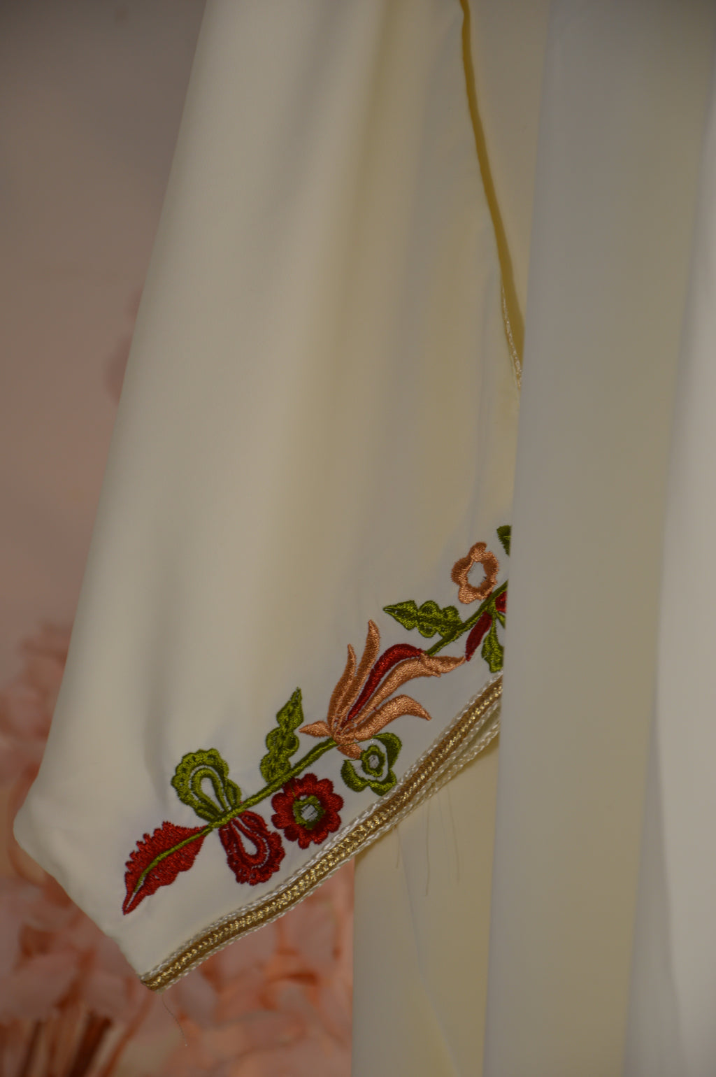 Gandoura crème brodée – Col orné & liseré doré | Zeynaya Prestige