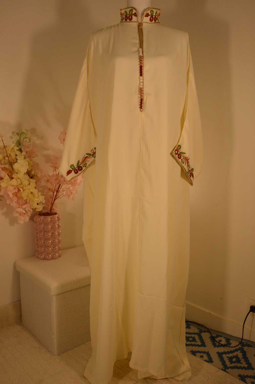 Gandoura crème brodée – Col orné & liseré doré | Zeynaya Prestige