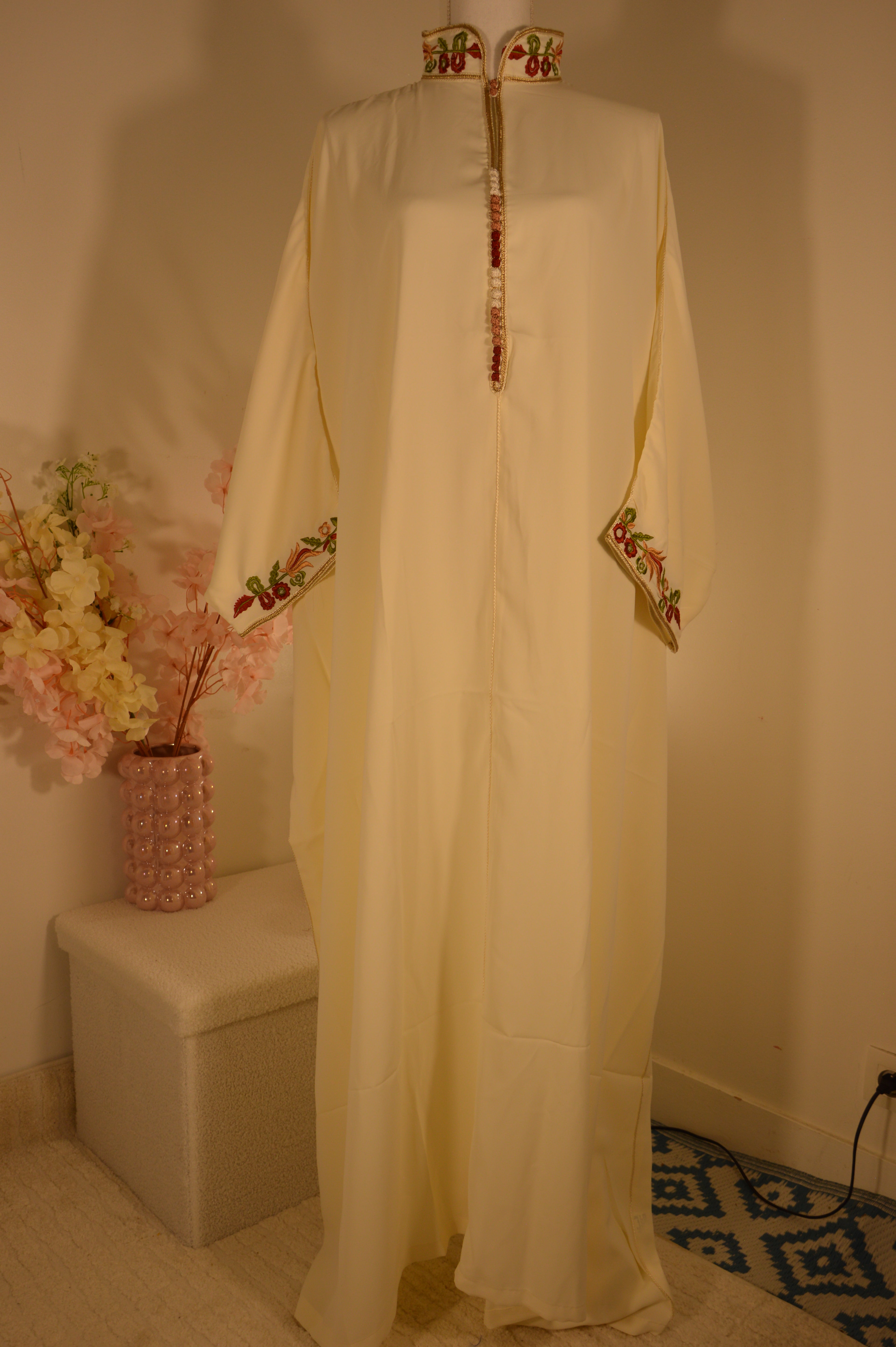 Gandoura crème brodée – Col orné & liseré doré | Zeynaya Prestige