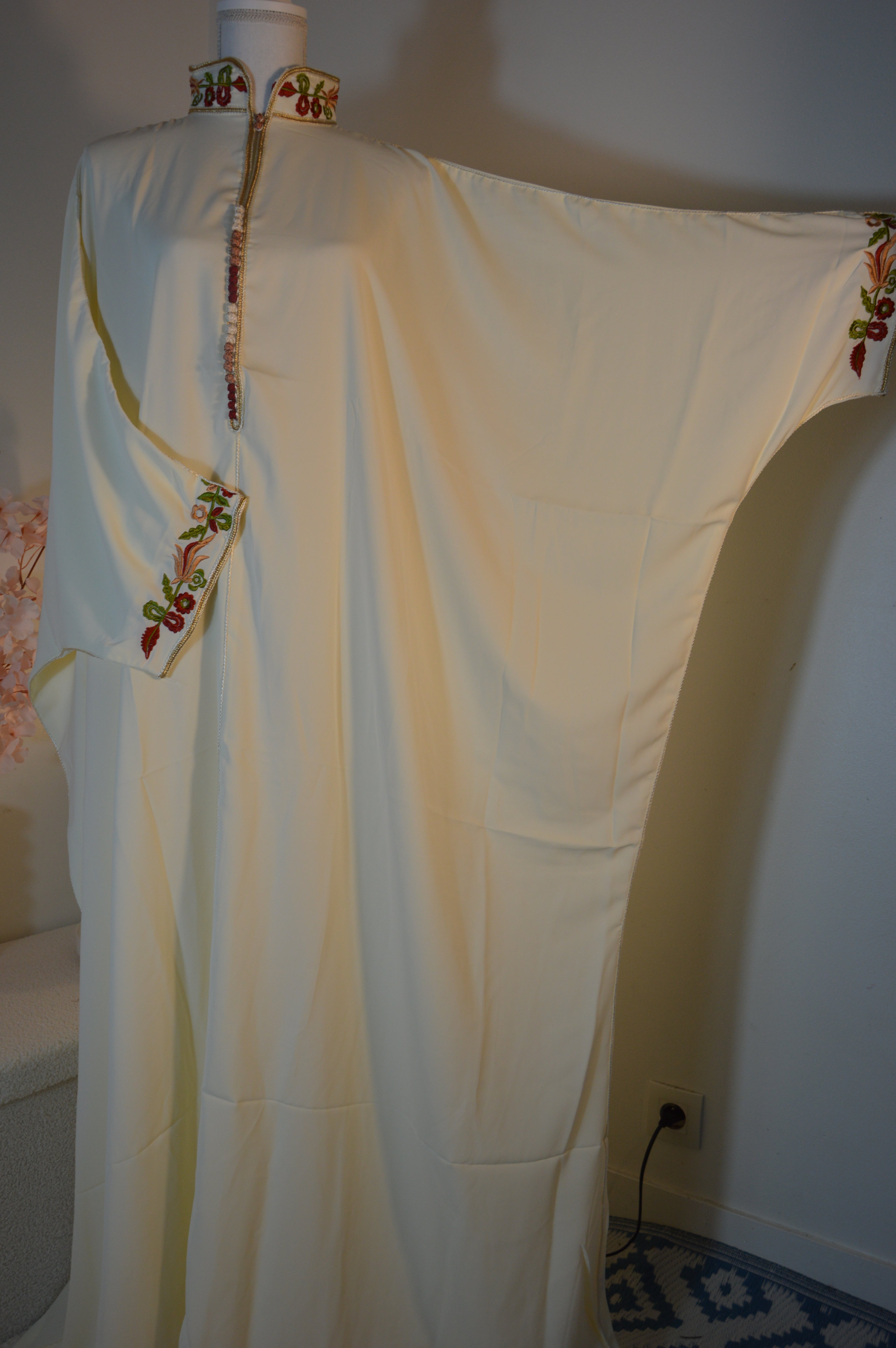 Gandoura crème brodée – Col orné & liseré doré | Zeynaya Prestige