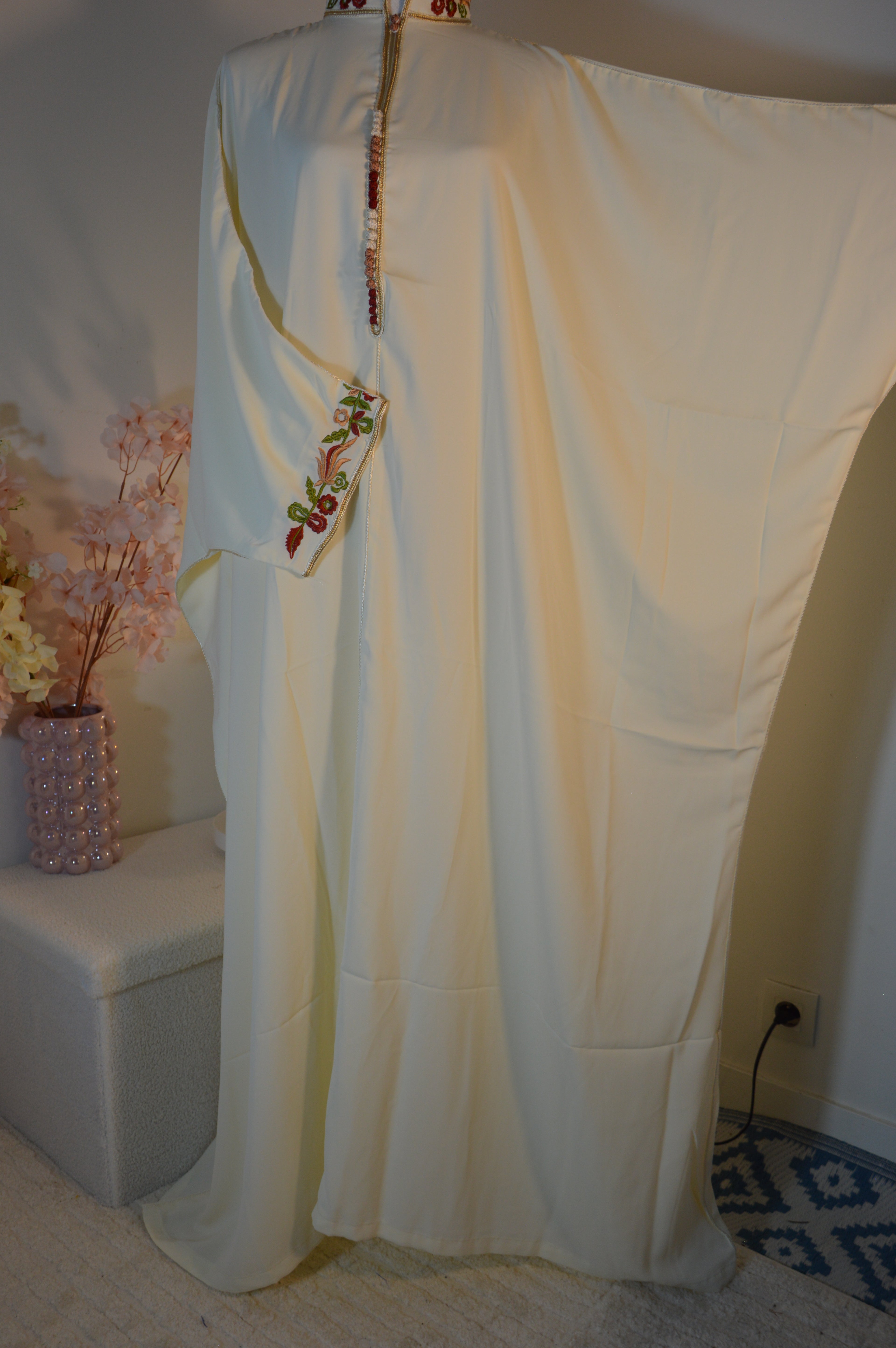 Gandoura crème brodée – Col orné & liseré doré | Zeynaya Prestige