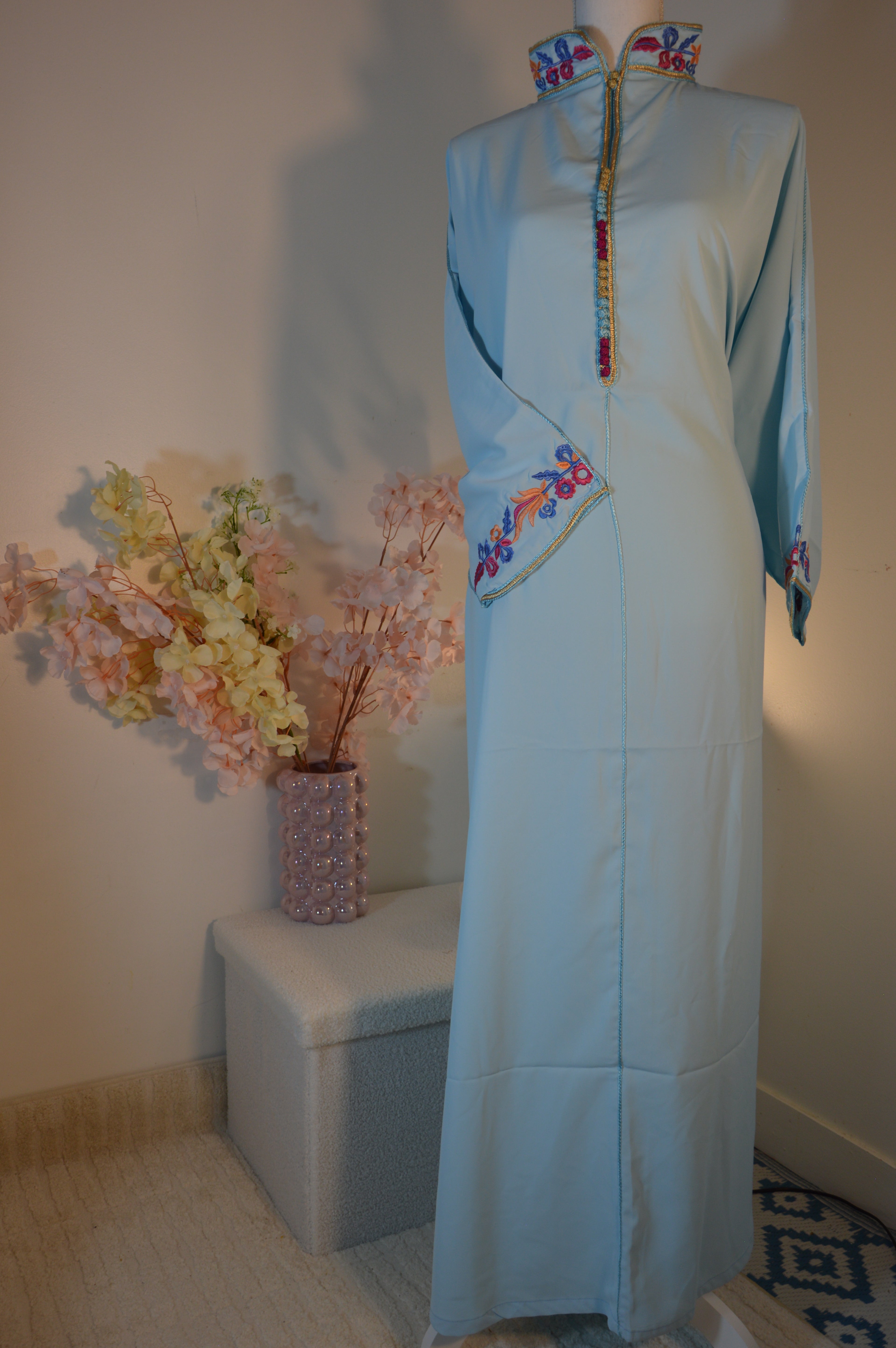 Gandoura bleu ciel brodée – Col orné & manches fleuries | Zeynaya Prestige