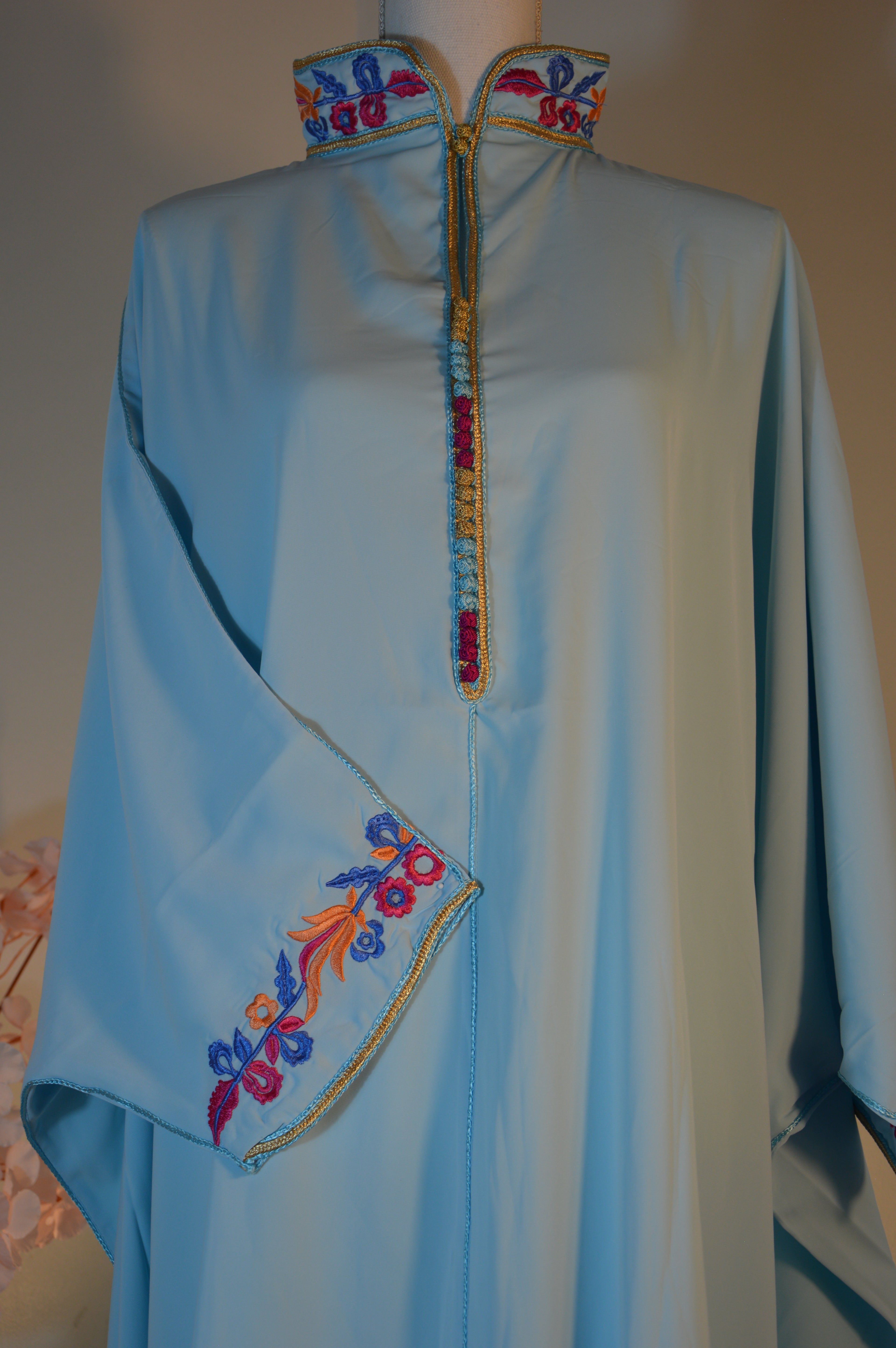 Gandoura bleu ciel brodée – Col orné & manches fleuries | Zeynaya Prestige