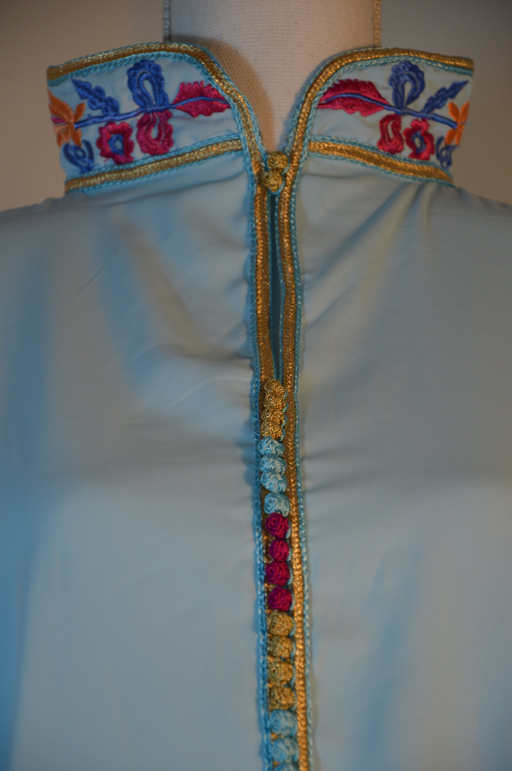 Gandoura bleu ciel brodée – Col orné & manches fleuries | Zeynaya Prestige