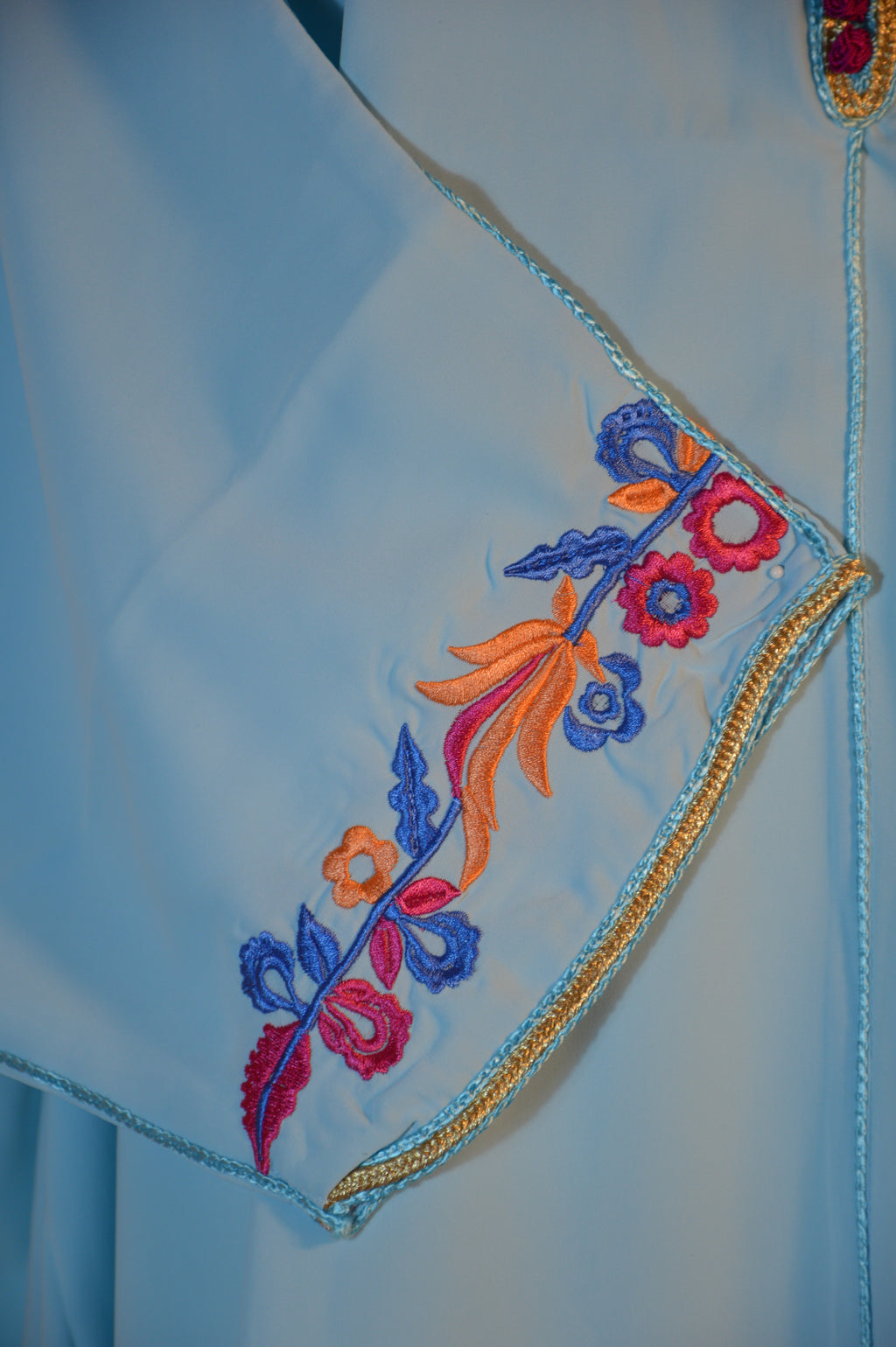 Gandoura bleu ciel brodée – Col orné & manches fleuries | Zeynaya Prestige
