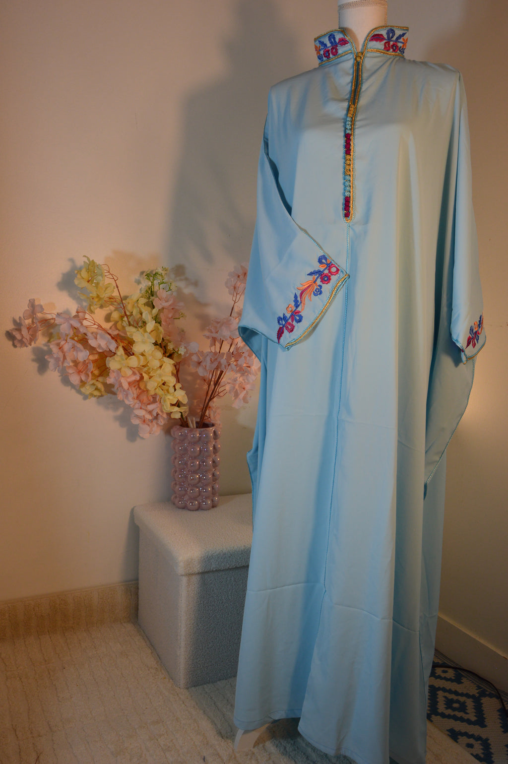 Gandoura bleu ciel brodée – Col orné & manches fleuries | Zeynaya Prestige