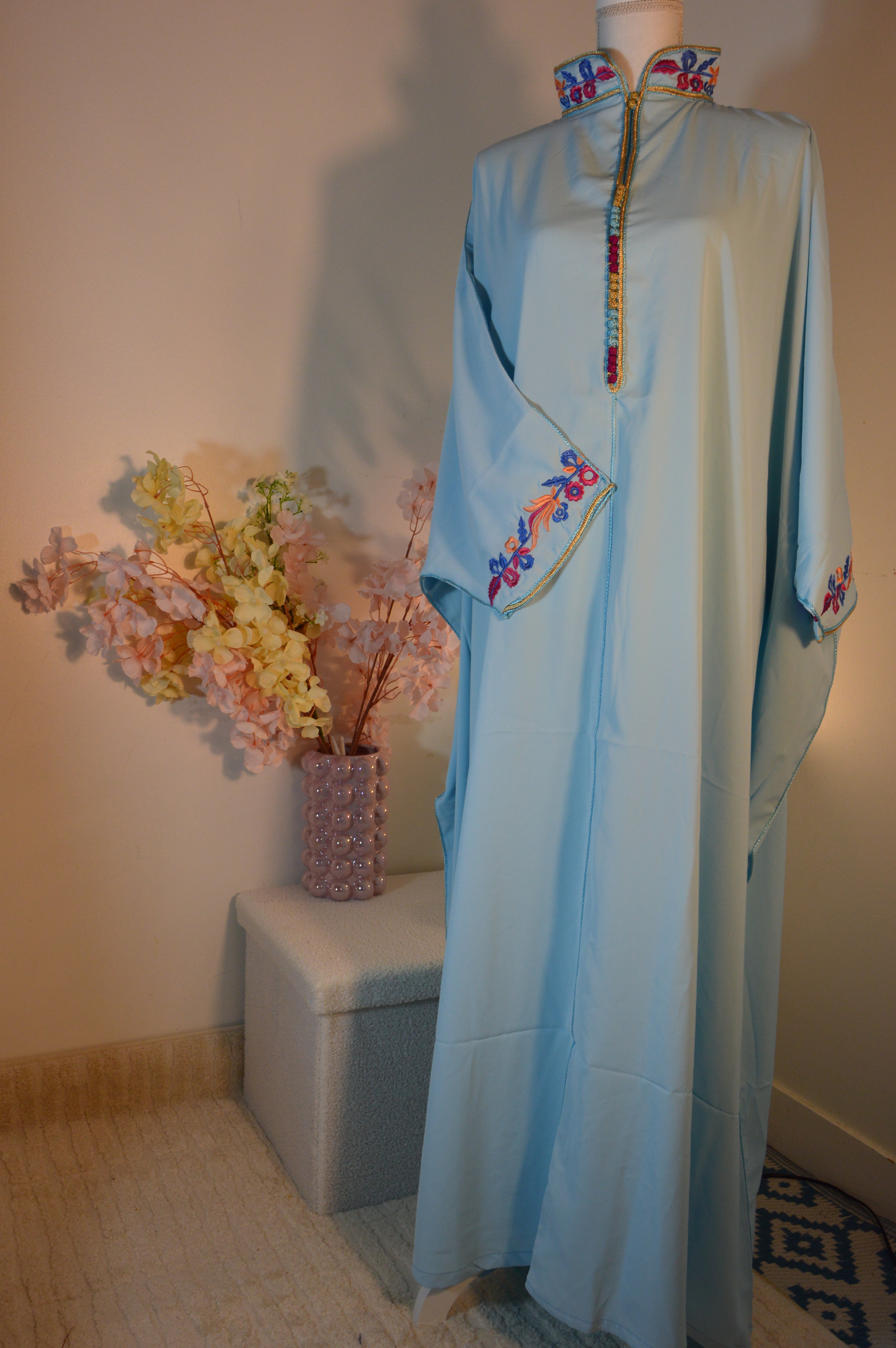 Gandoura bleu ciel brodée – Col orné & manches fleuries | Zeynaya Prestige