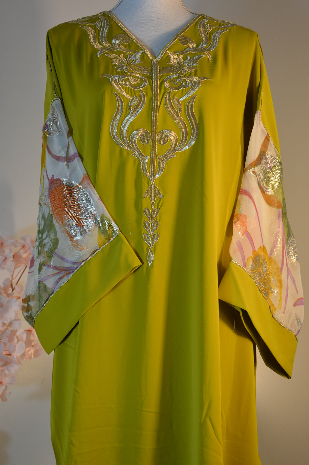 Gandoura vert safran brodée – Manches voile fleuri