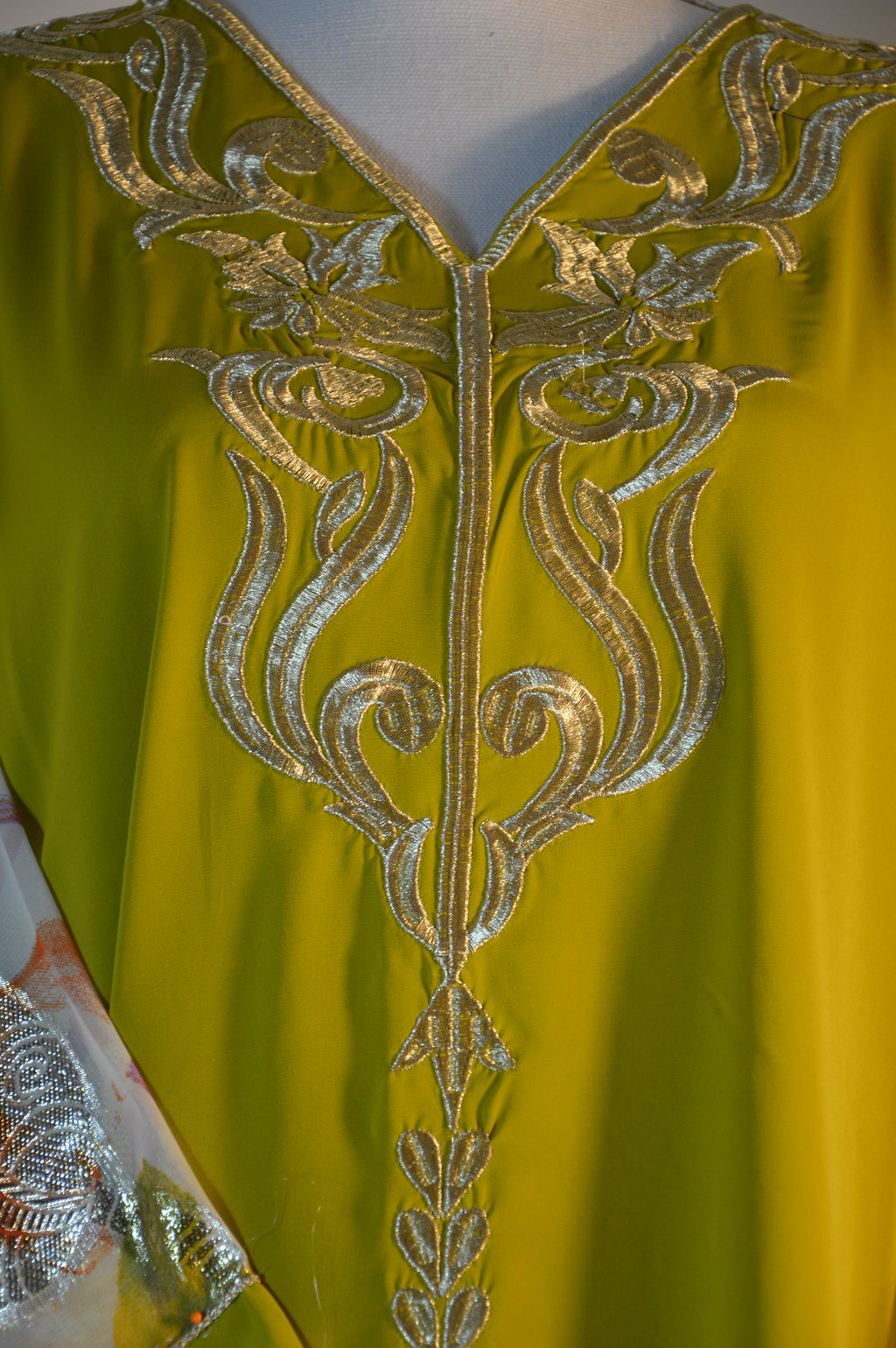 Gandoura vert safran brodée – Manches voile fleuri