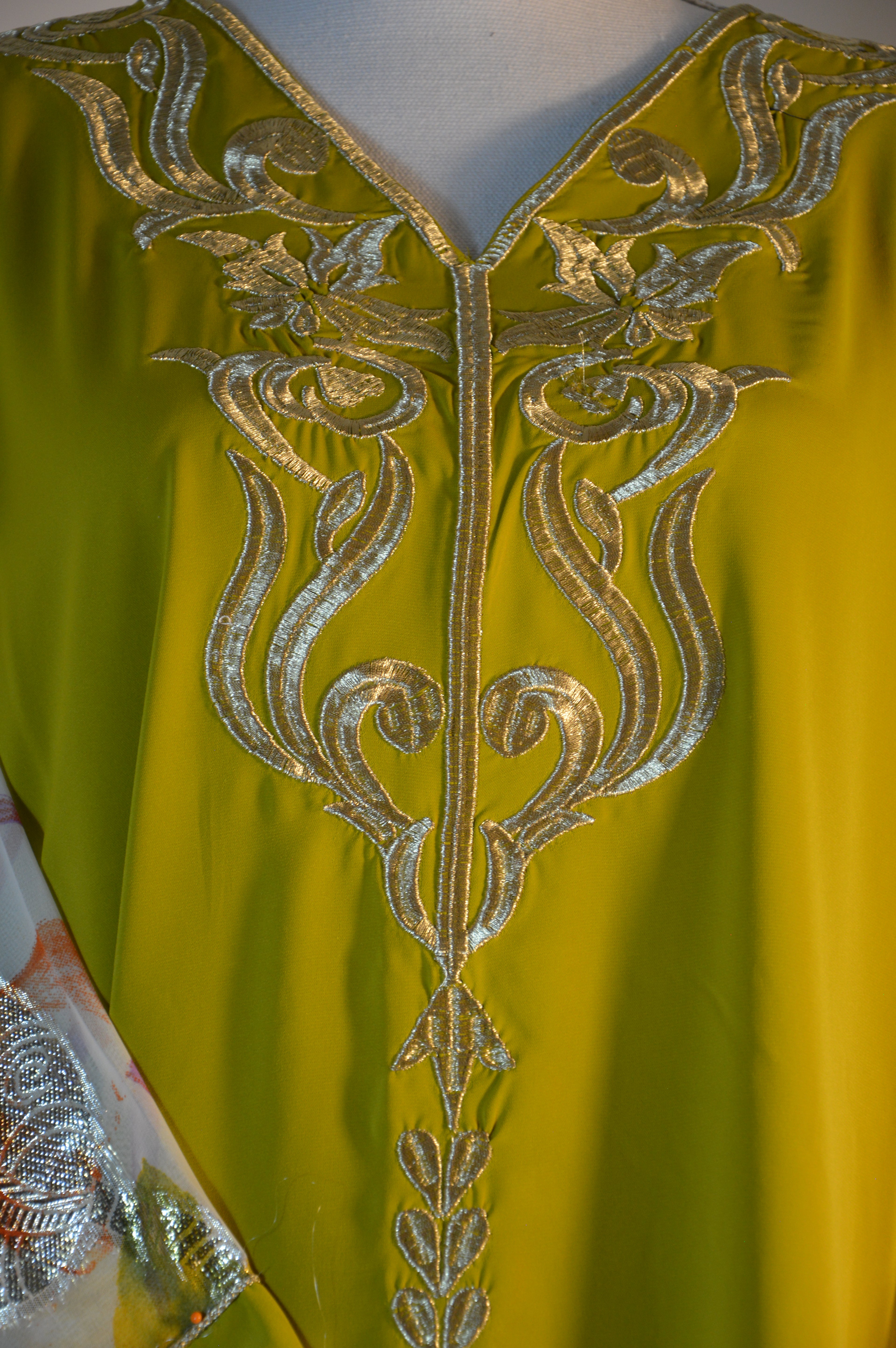 Gandoura vert safran brodée – Manches voile fleuri