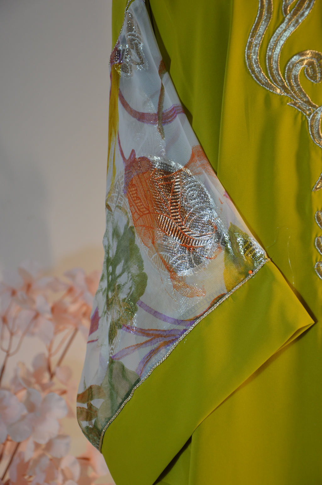 Gandoura vert safran brodée – Manches voile fleuri